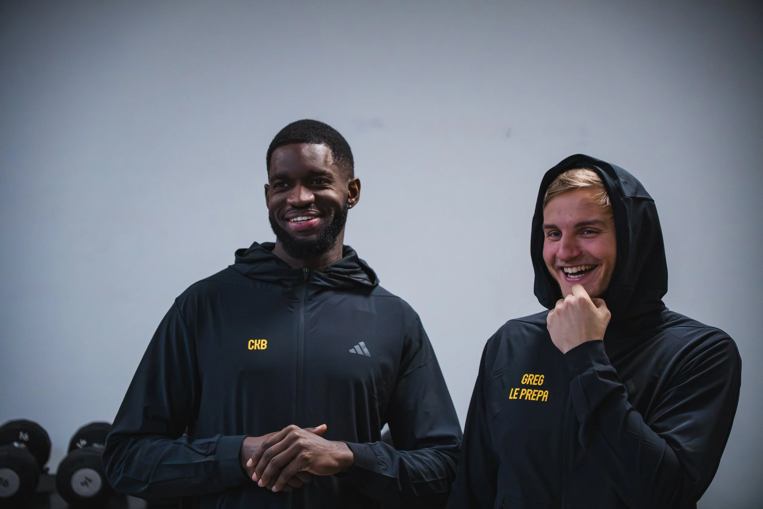 Deux membres du staff du Camp HOP IN, souriants