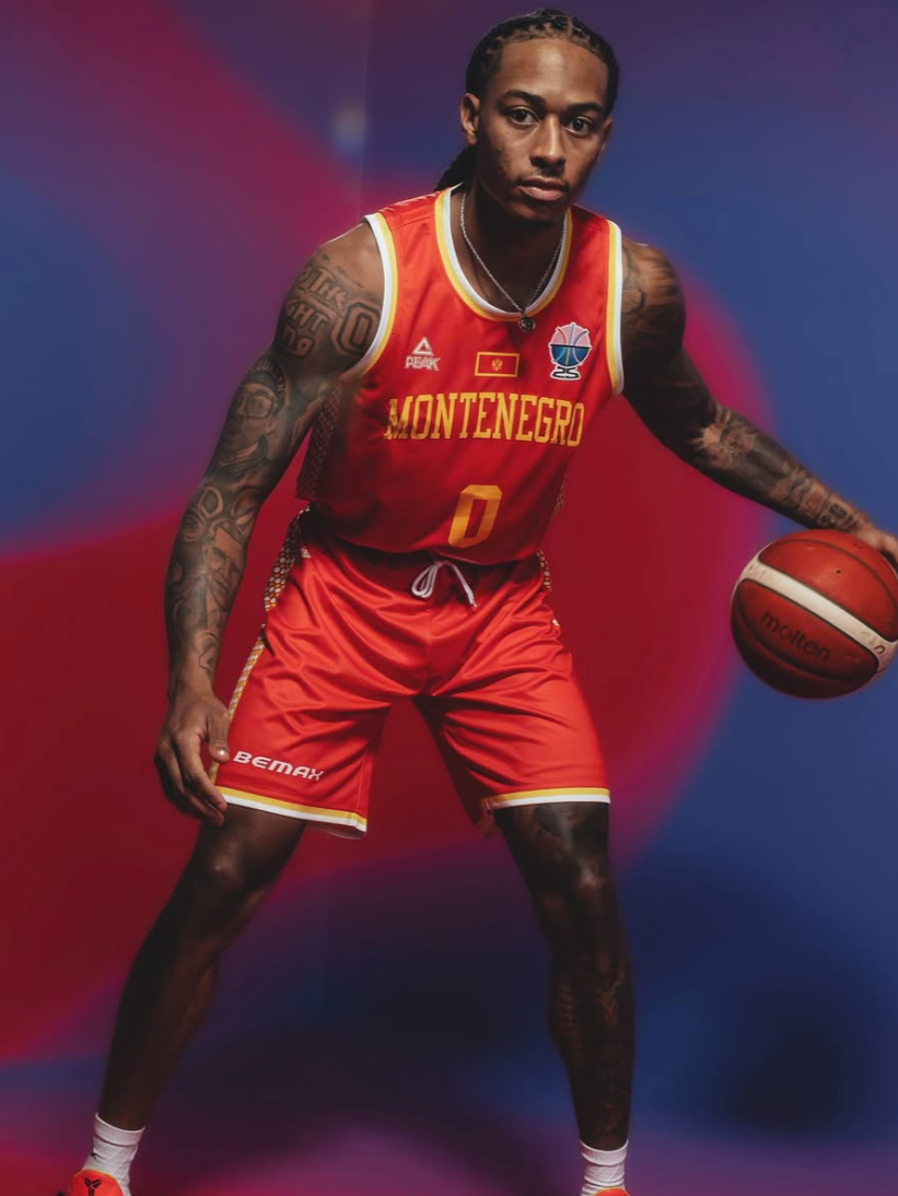 Kyle Allman Jr. avec le maillot du Monténégro entrain de dribbler 
