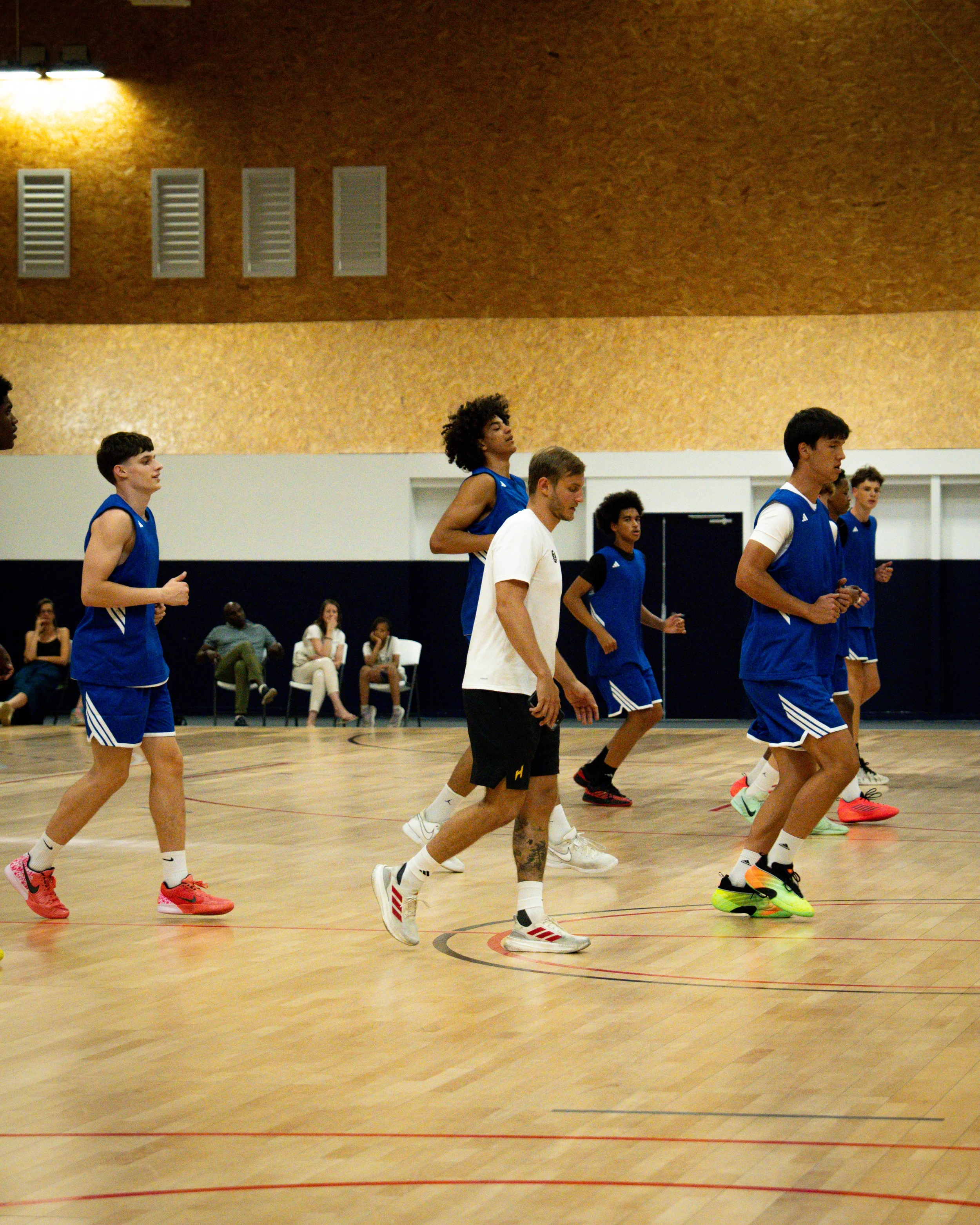 Groupe de sportifs en séance de préparation physique en salle