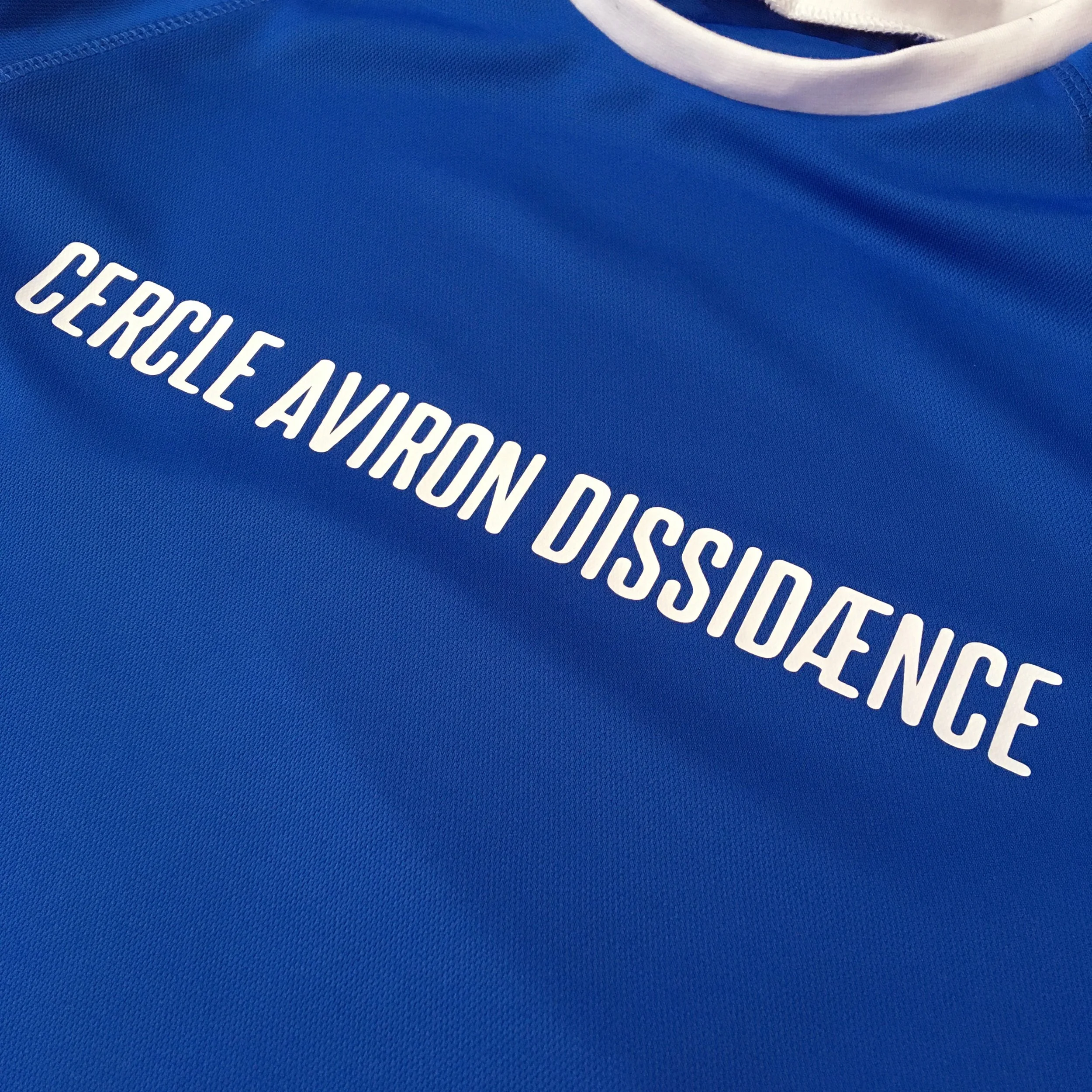 Flocage sur vêtement de sport — Atelier A+ — Vidéoclip de Vitalic