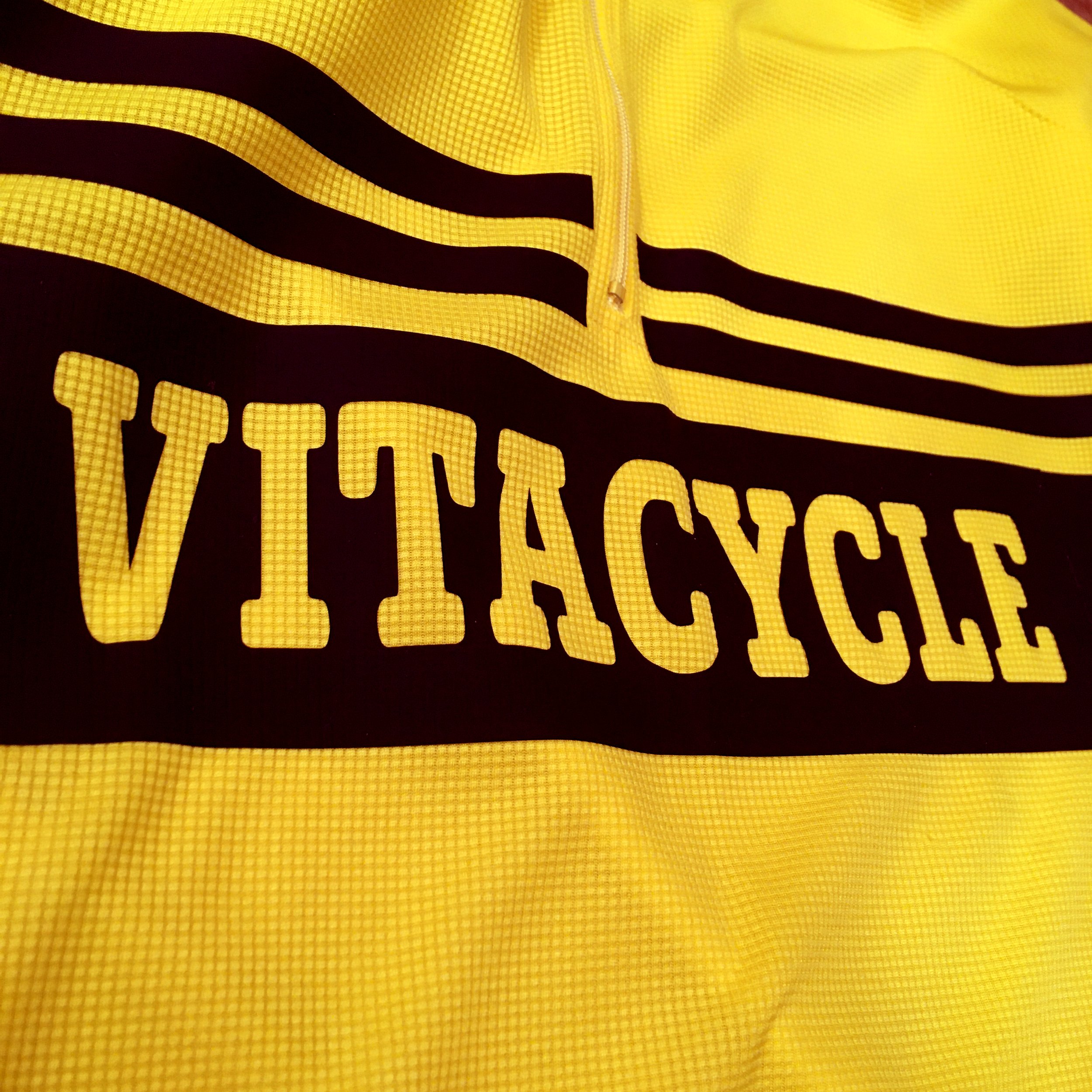 Flocage sur vêtement de sport — Atelier A+ — Vidéoclip de Vitalic