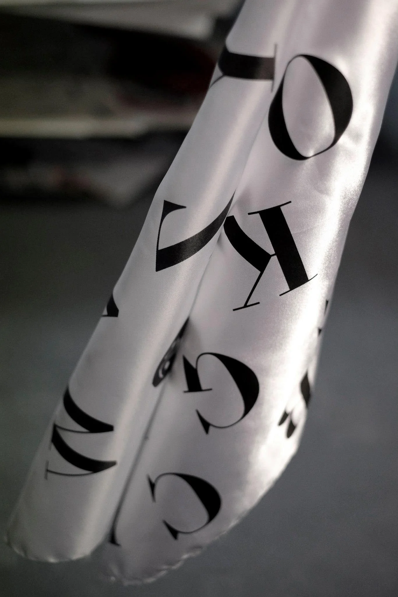 Impression sérigraphie grand format sur satin — Atelier A+ — Building Paris — Production Type