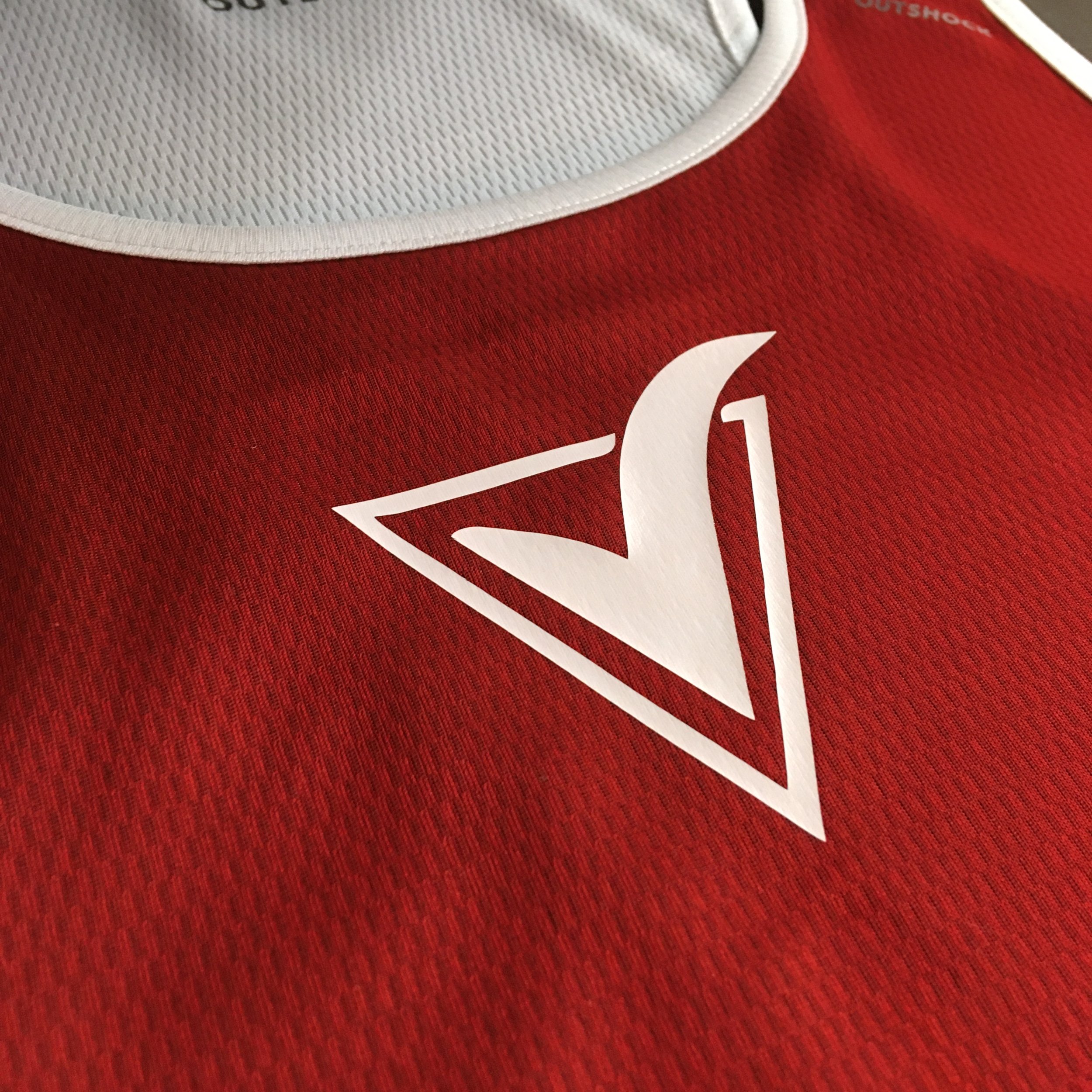 Flocage sur vêtement de sport — Atelier A+ — Vidéoclip de Vitalic