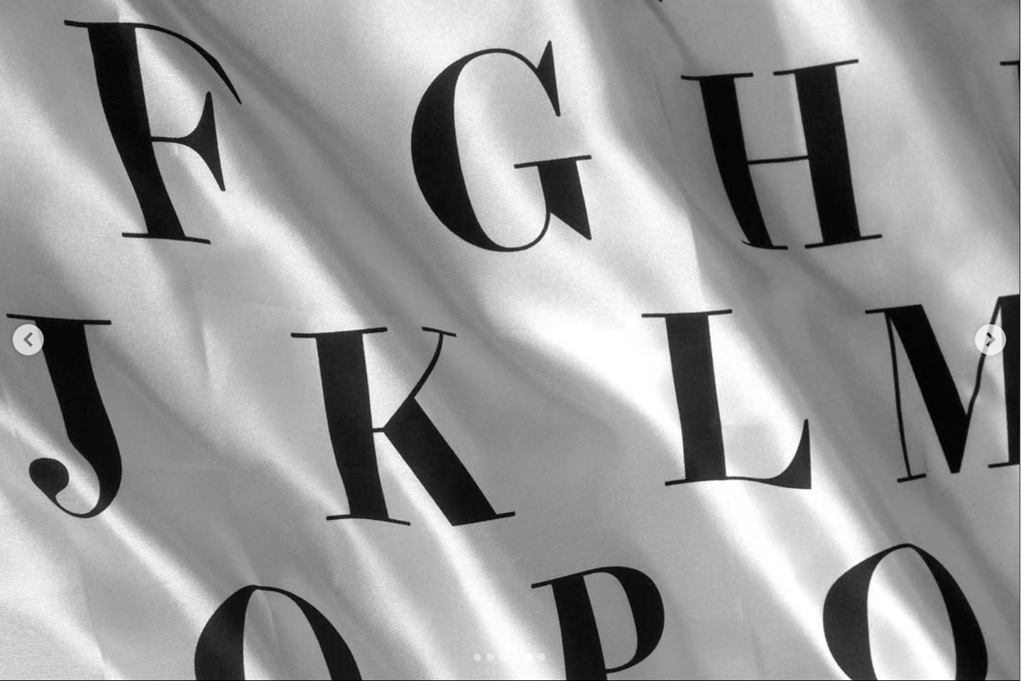 Typographie sur satin