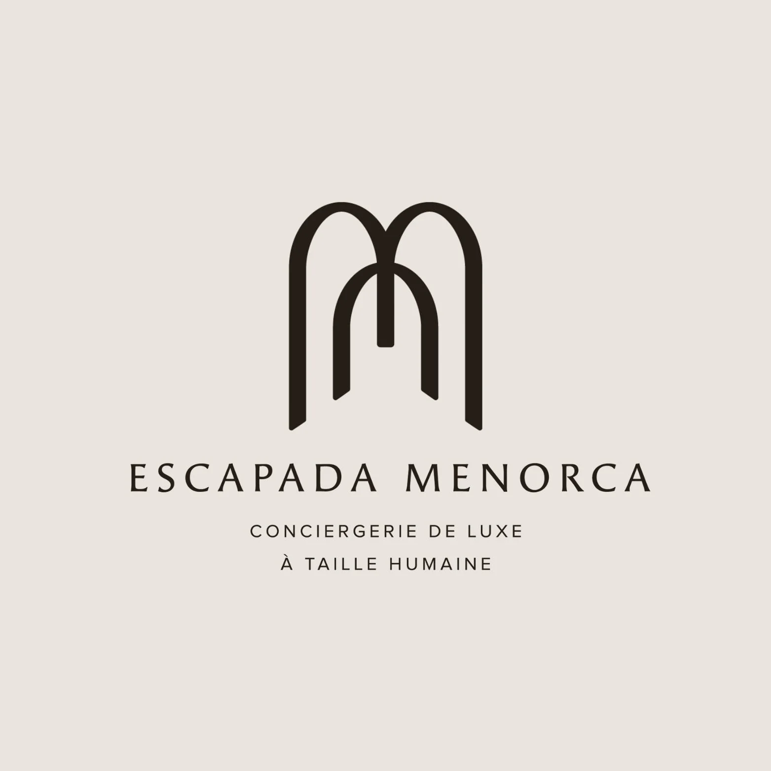 Logo for Escapada Menorca, a luxury, human-sized concierge service.