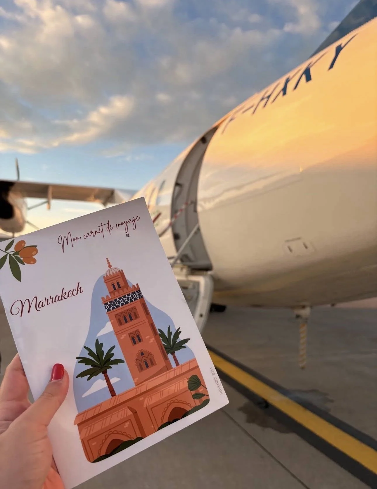 Carnet de voyage Marrakech, tenu devant le tarmac de l’aéroport, conçu par Terra Nova Travel Planner pour un voyage sur mesure, optimisé et sans stress