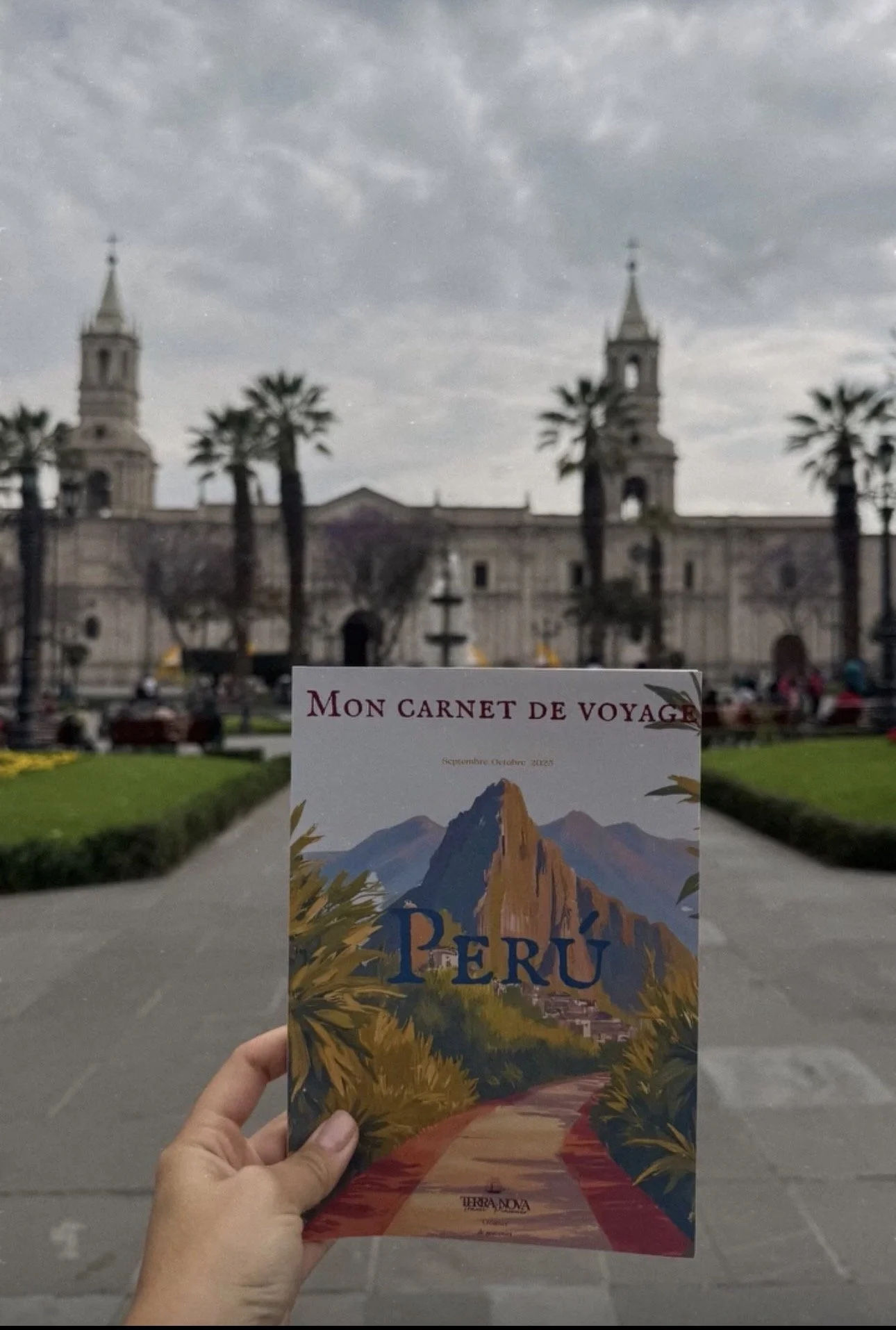 Carnet de voyage Pérou, devant la Plaza de Armas à Arequipa, conçu par Terra Nova Travel Planner pour un voyage sur mesure, itinéraire optimisé et conseils experts