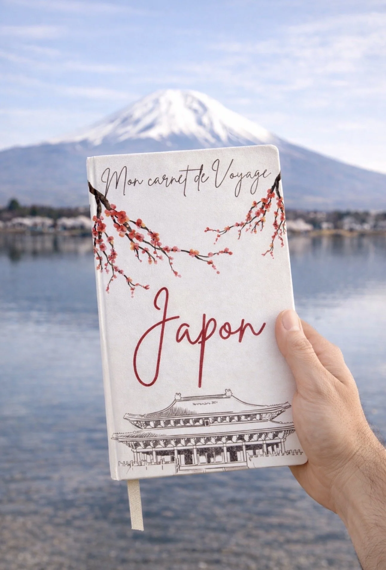 Carnet de voyage Japon, tenu devant le Mont Fuji, créé par Terra Nova Travel Planner pour un itinéraire sur mesure et une expérience unique et sécurisée