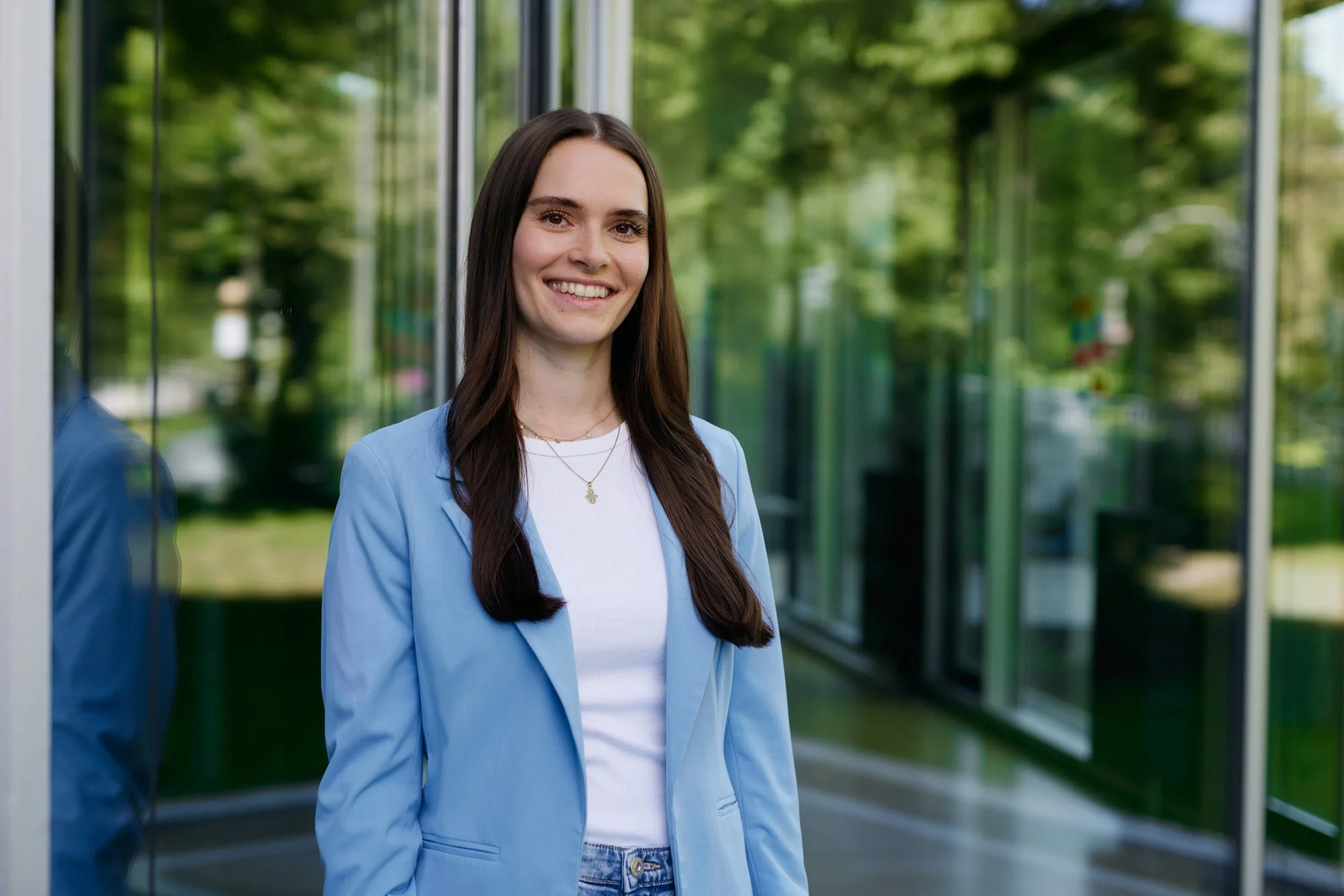 Mitarbeiterinnenportrait für eine Employer-Branding-Kampagne der HanseMerkur in Hamburg
