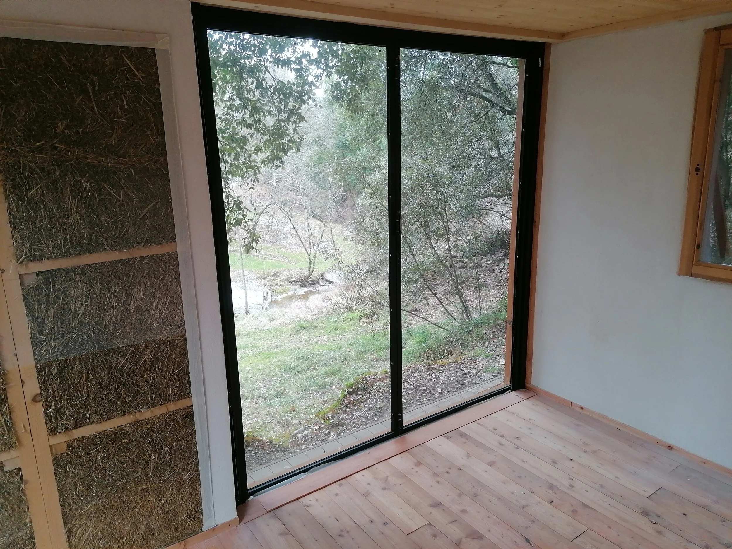 Tiny house Joko System: interno con pannelli prefabbricati in legno e paglia
