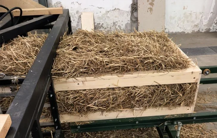 Produzione in stabilimento dei pannelli Joko System: paglia compressa nel telaio strutturale in legno