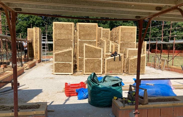 Cantiere edile con pannelli di isolamento in cartone ondulato e attrezzi da lavoro.