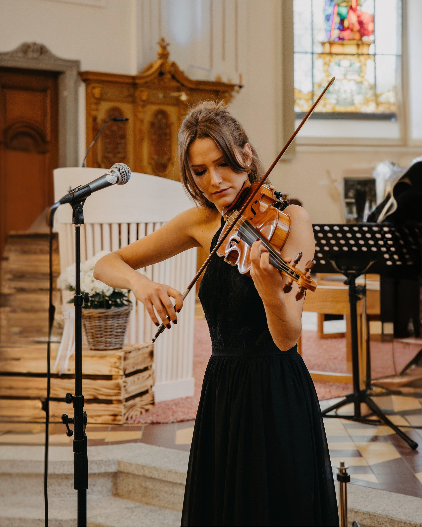 Geigerin spielt während einer Trauung in der Kirche – Live-Geigenmusik für Hochzeiten