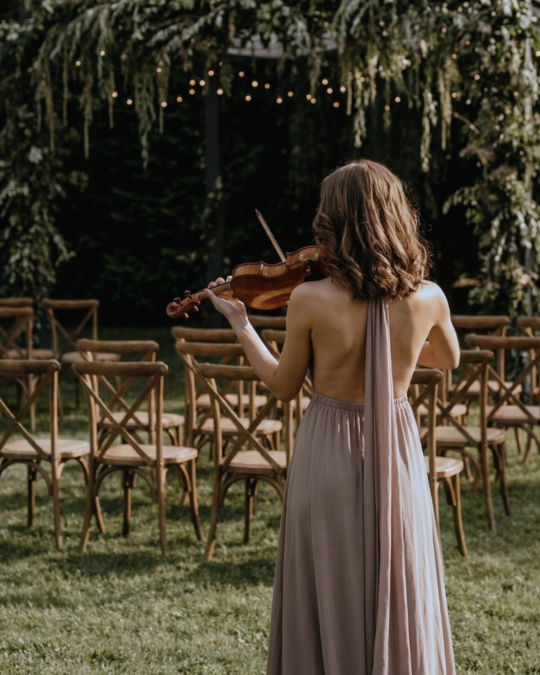 Hochzeitsgeigerin spielt Geige im Freien – emotionale Live-Geigenmusik für besondere Anlässe