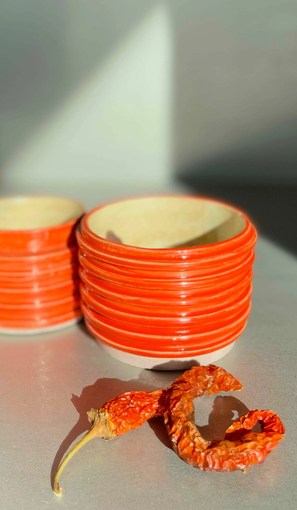 Orangefarbene Dose aus Keramik mit Deckel