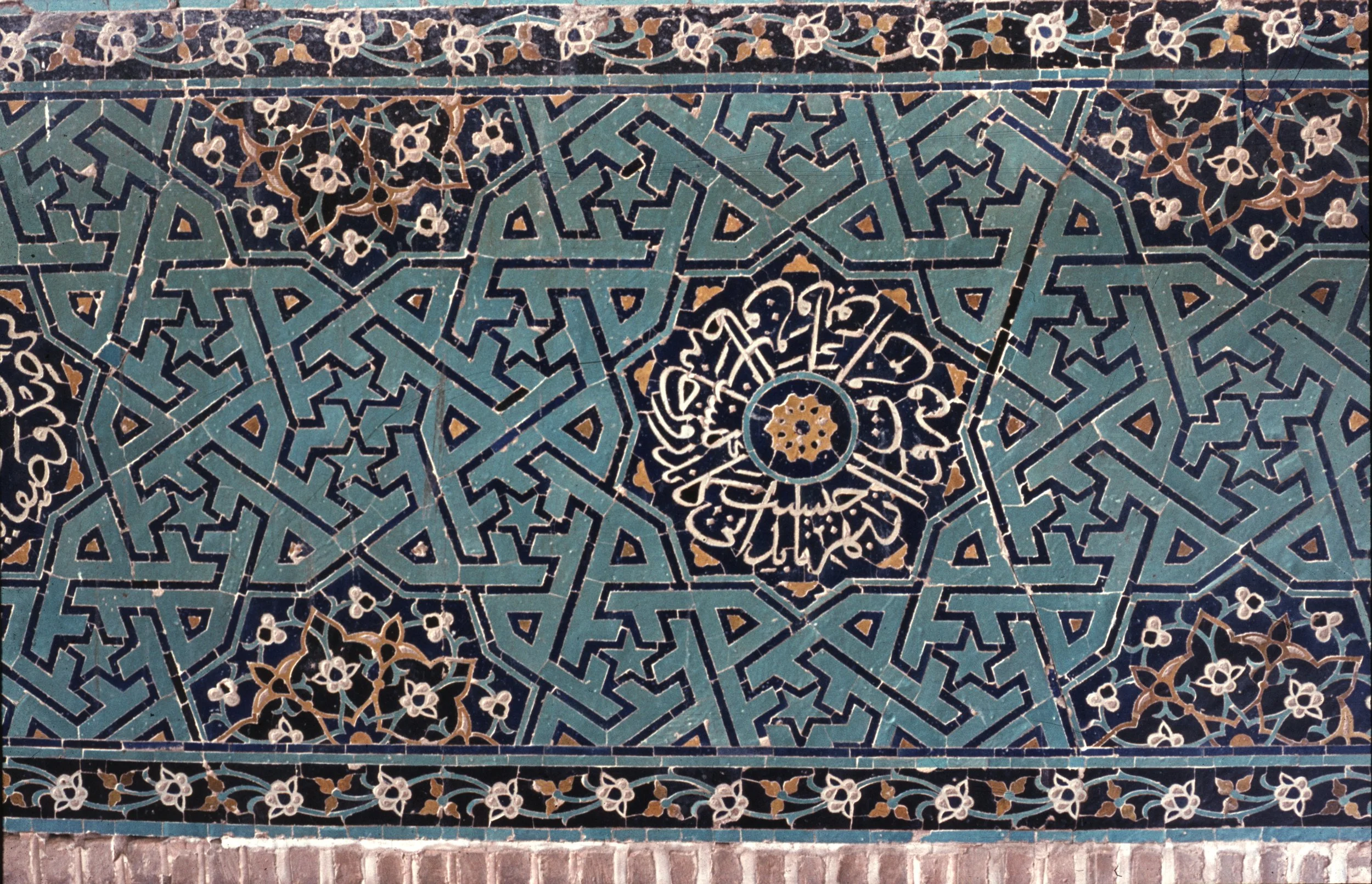 Kāshi Mo‘arraq (کاشی معرّق)