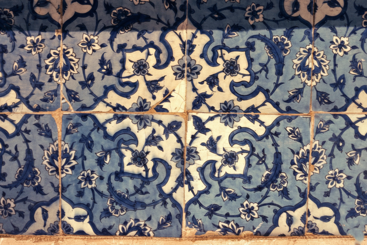 Kāshi Haft Rang (کاشی هفت‌رنگ), or “Seven-Color Tile”