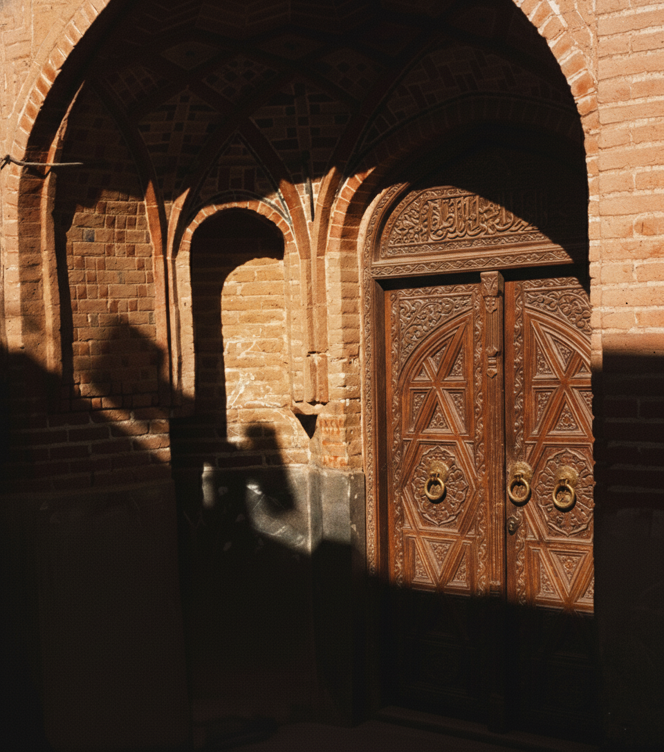 Pish-khān (پیش‌خان) and the Hashti (هشتی): Threshold, Delay, and Environmental Mediation