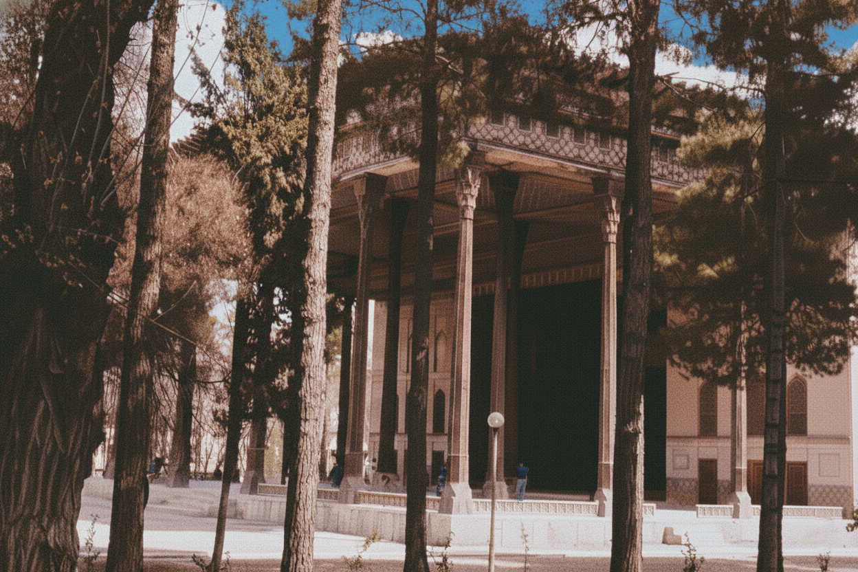 Isfahan Chehel Sotoun palace 4.png