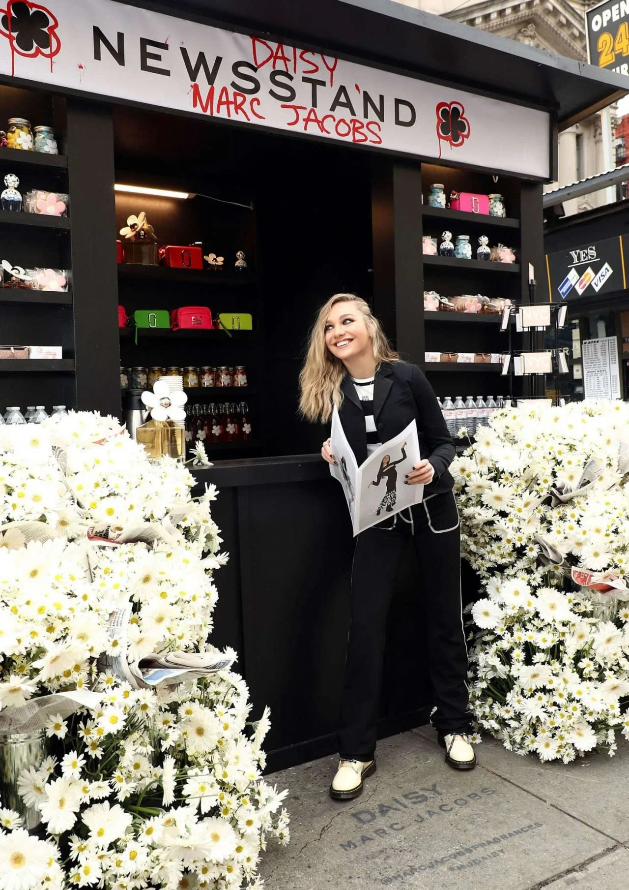 maddie-ziegler-daisy-marc-jacobs-popup-newsstand-12-05-2018-2.jpg