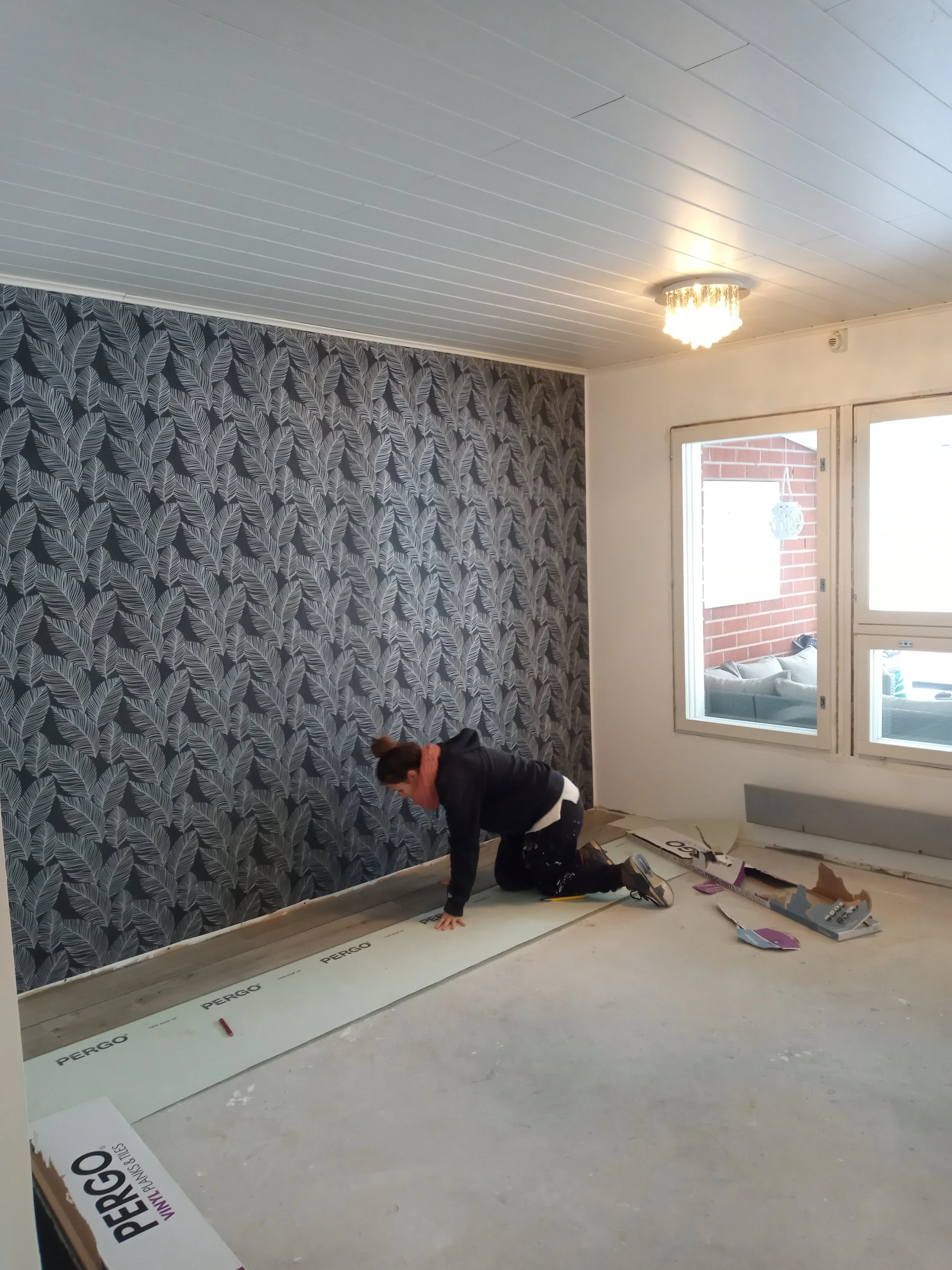 Olohuoneessa kaikki seinät maalattiin/tapetoitiin. Lattiaan asennettiin tyylikäs vinyylilankku.