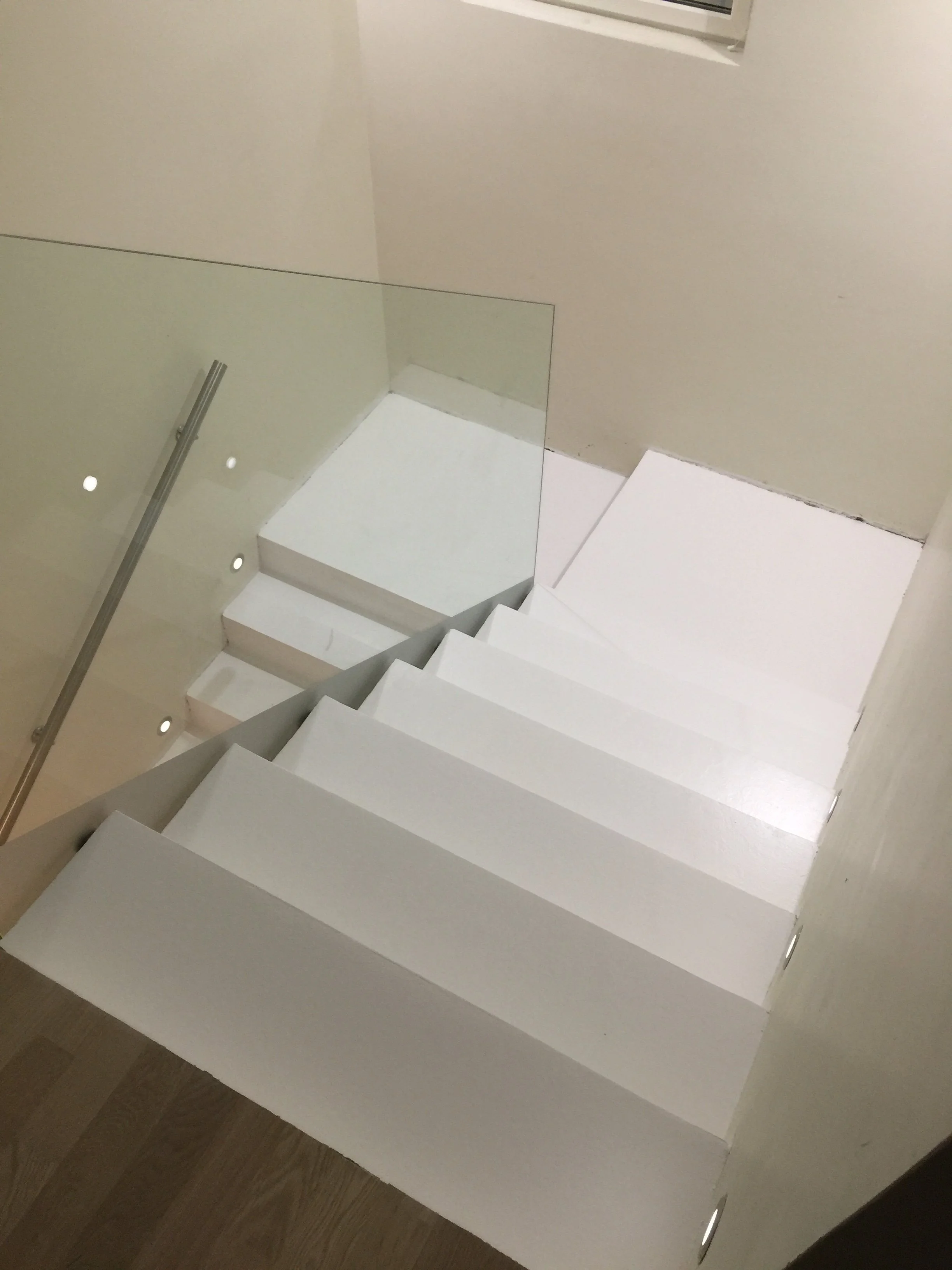 Tasoituksen jälkeen maalaus valkoiseksi ja tässä lopputulos.