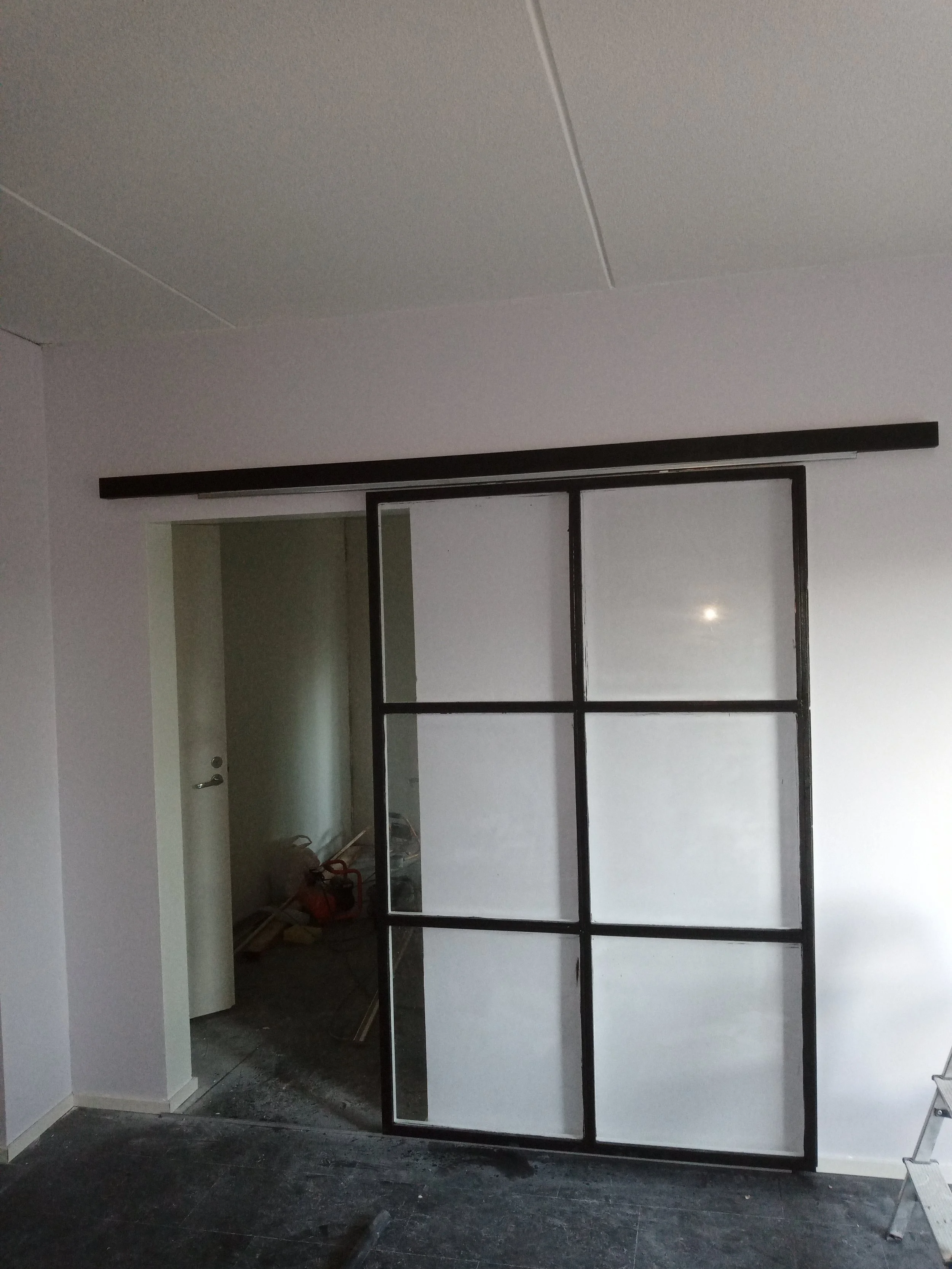 Tähän kohteeseen haluttiin myös makuuhuoneeseen tumma liukuovi lattian värin vaihdon mukaisesti.