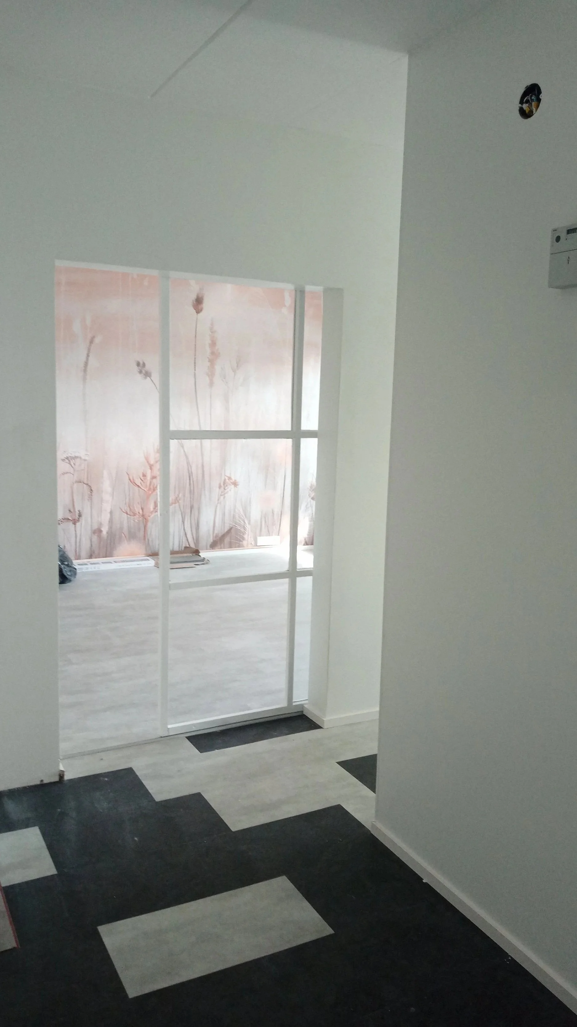 Lopuksi asiakas oli suunnitellut vinyylilattian vaihtuvan portaittain valkoisesta tummaksi.