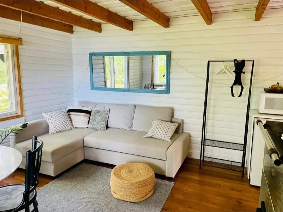 Mökin olohuone jälkeen. Synkästä olohuoneesta saatiin maalaamalla todella valoisa. Tässä tapauksessa jätettiin mökkihenkisesti puutakin näkyviin.