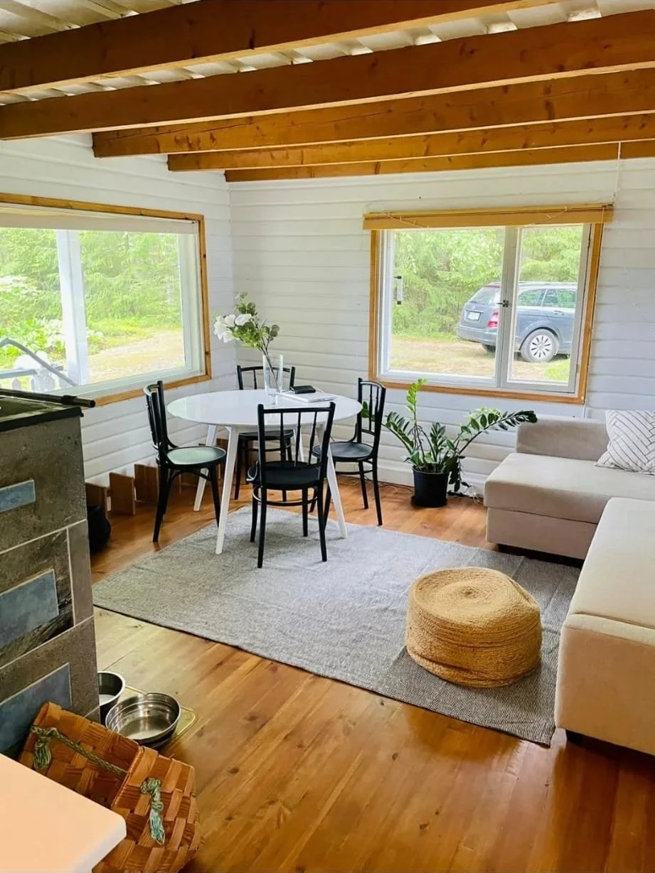 Mökin olohuone jälkeen.