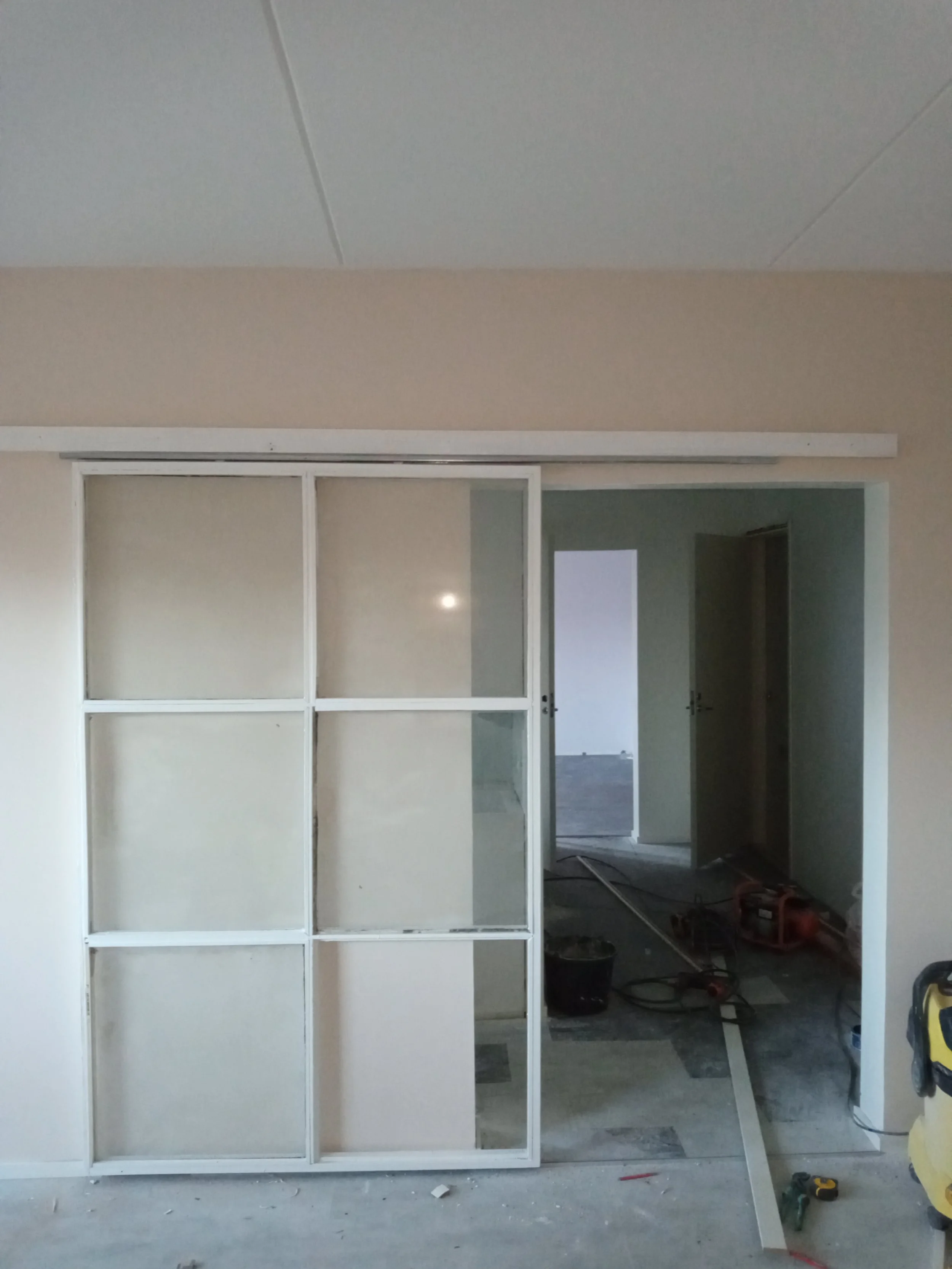 Tässä kohteessa haluttiin liukuovi valkoisena.