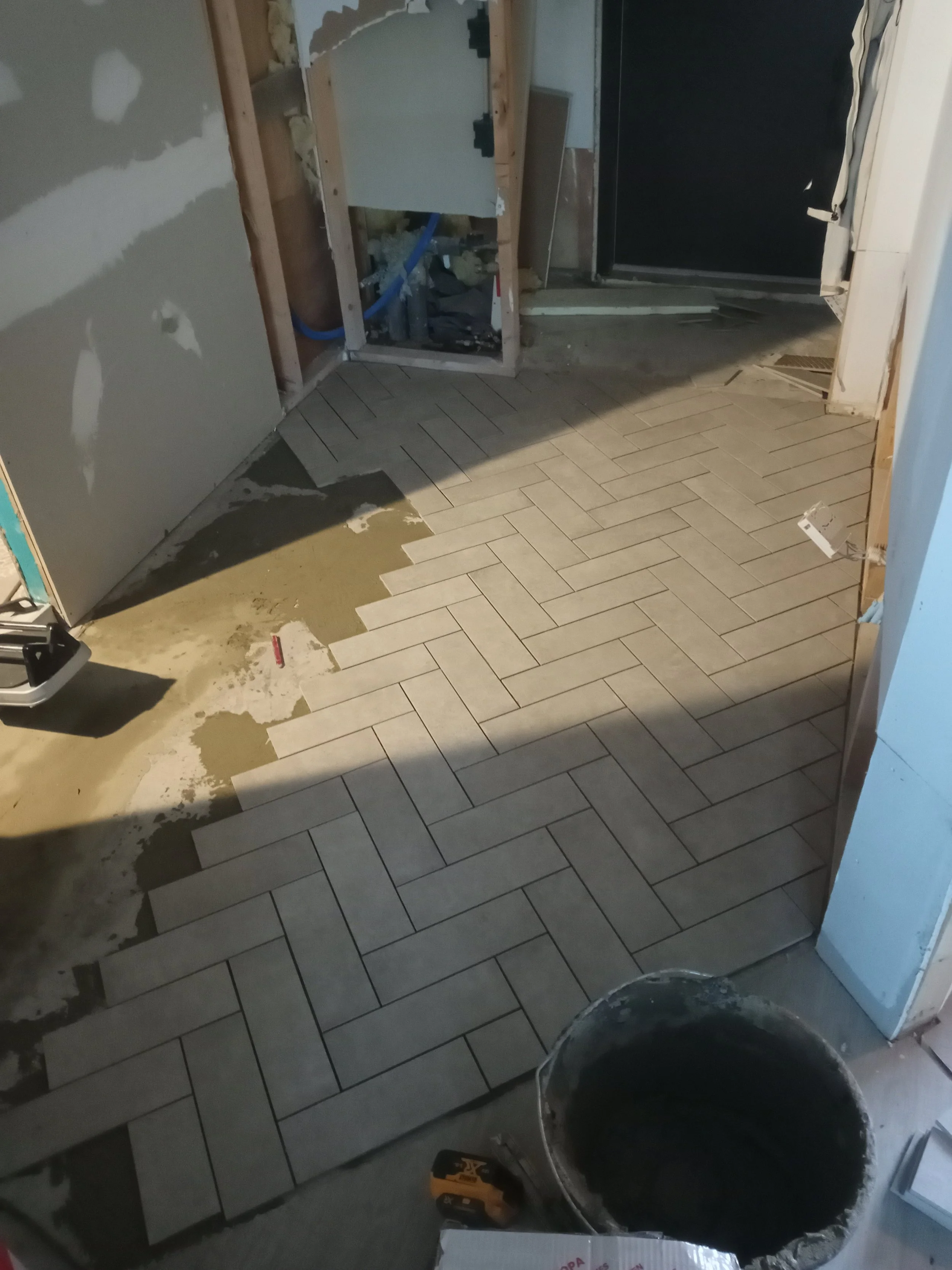 Pienellä ladonnan vaihdolla saadaan tylsästä laatasta näyttävän näköinen.