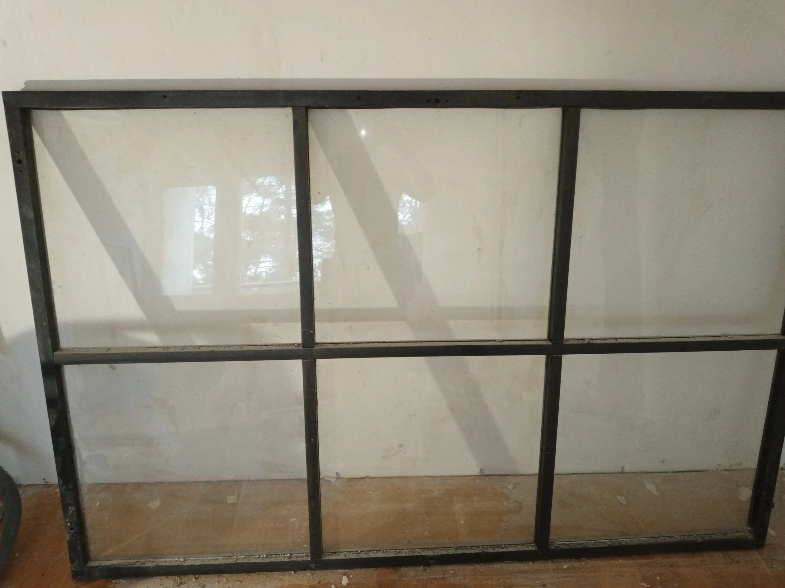 Liukuovien lähtökohta. Homma lähtee käyntiin entisöimällä vanha rivitalon ikkuna.