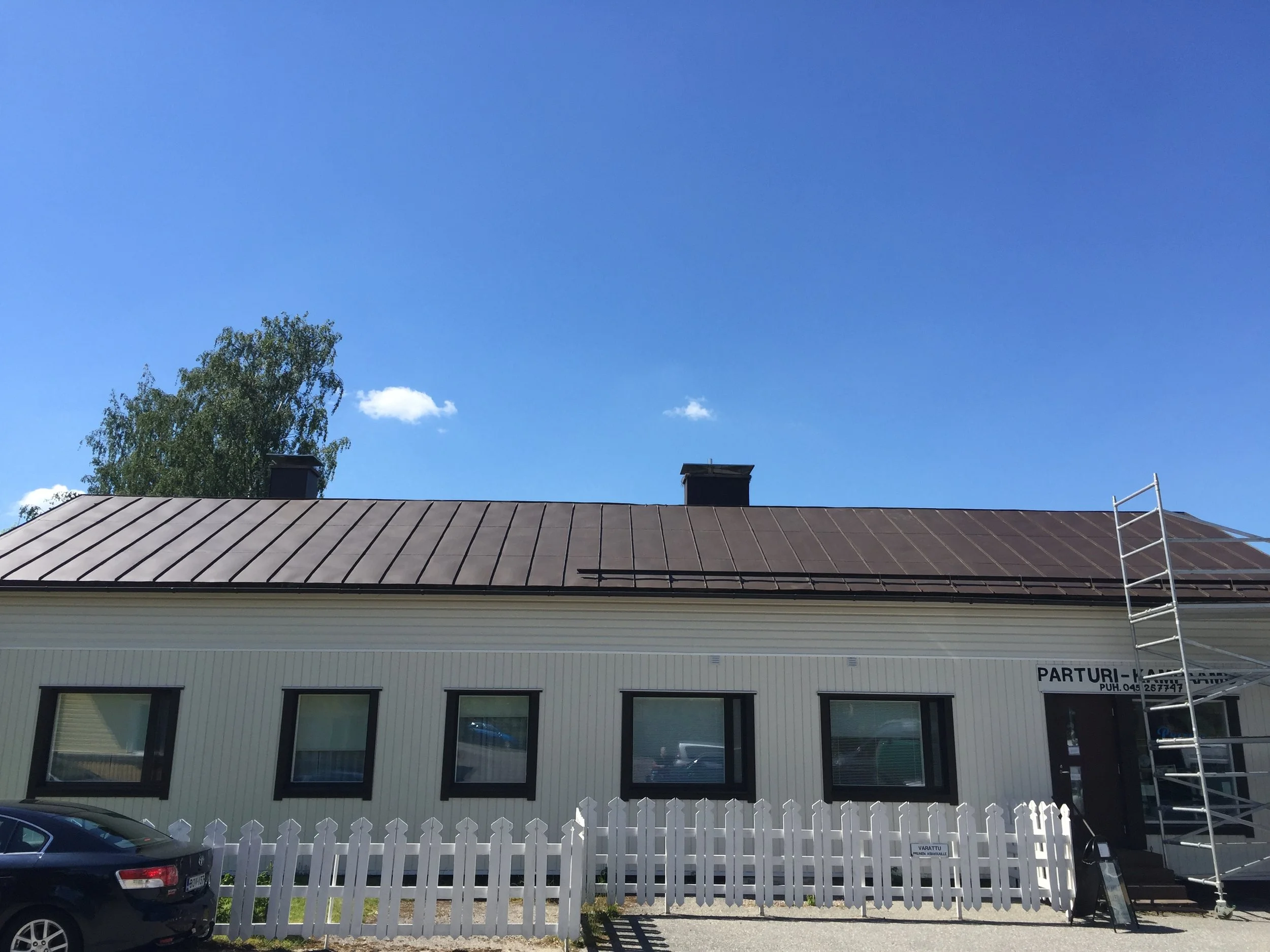 Taas monta vuotta vanhalle peltikatolle elinikää.