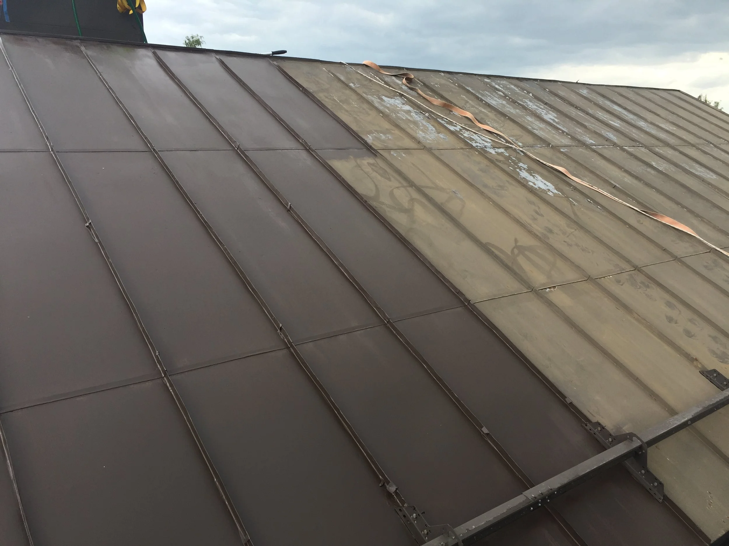 Tässä kohteessa peltikatto oli todella huonossa kunnossa. Tällainen katto ei kuitenkaan vaihtamista vaadi, kunhan on ajoissa liikenteessä. Pienellä hionnalla ja huoltomaalauksella tästäkin saatiin siisti.