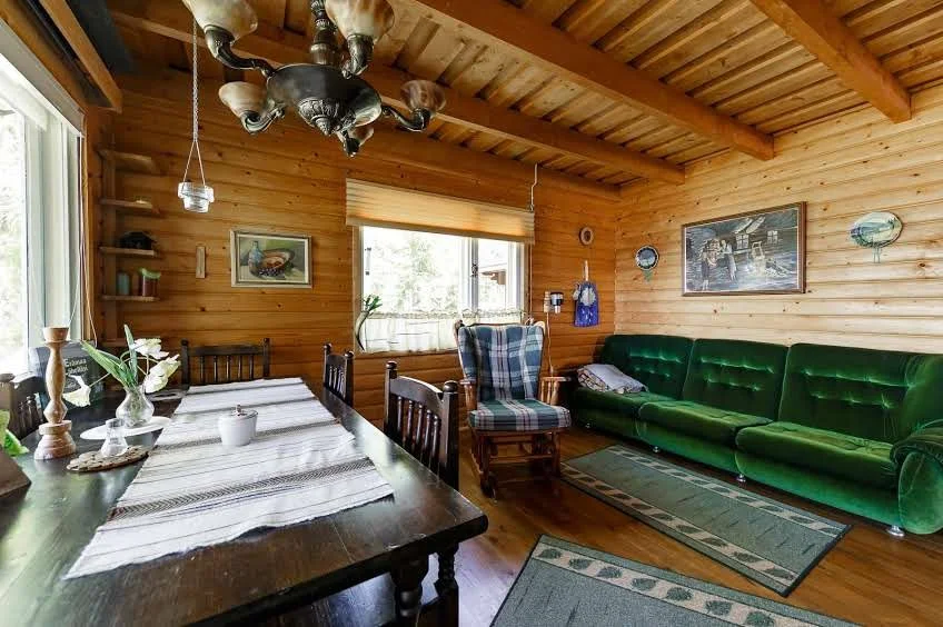 Mökin olohuone ennen...