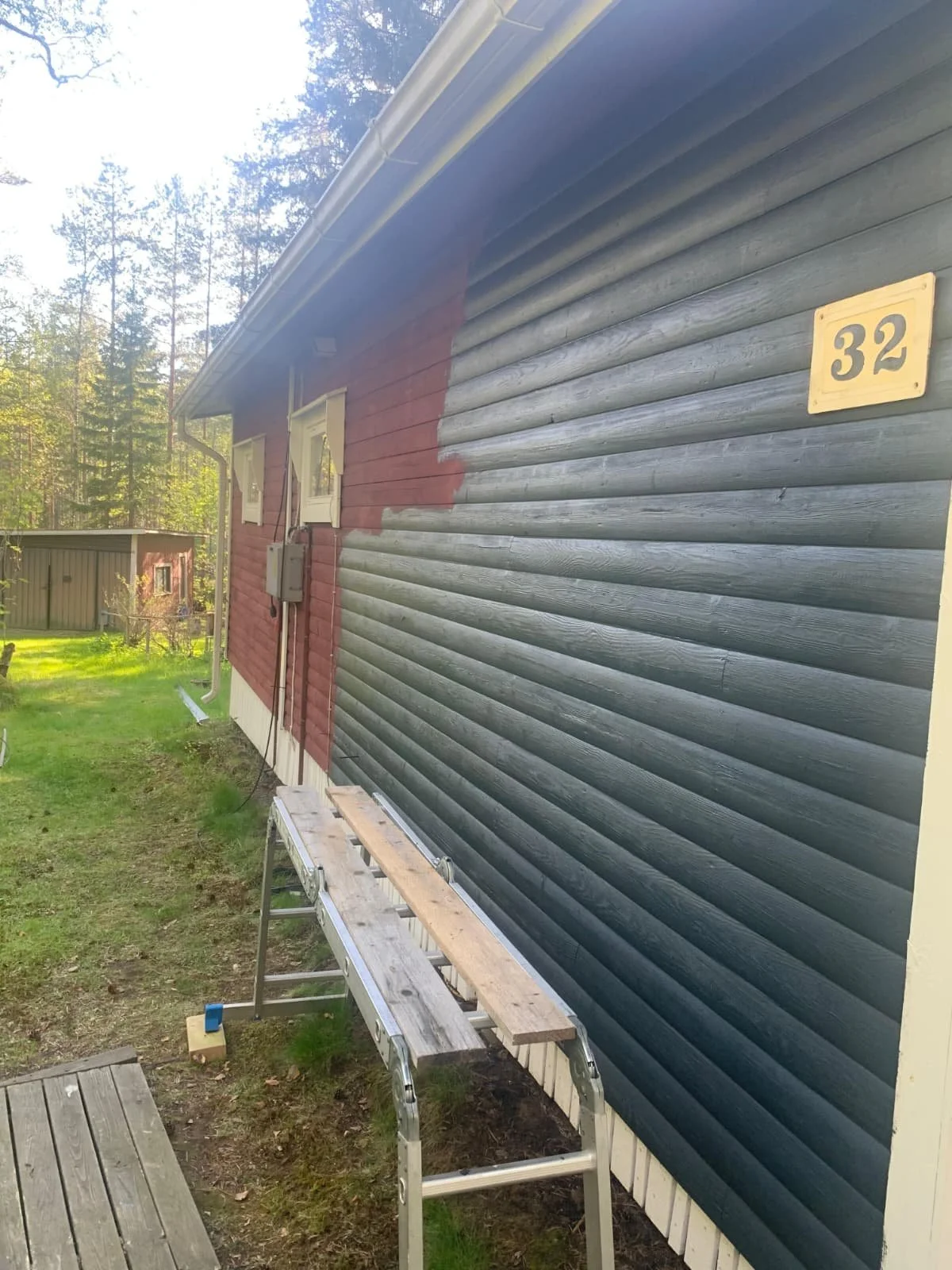 Jos perinteinen punamulta mökki ei enää silmää miellytä, saadaan pienellä värin vaihdolla heti nykyaikaisemman näköinen pinta.