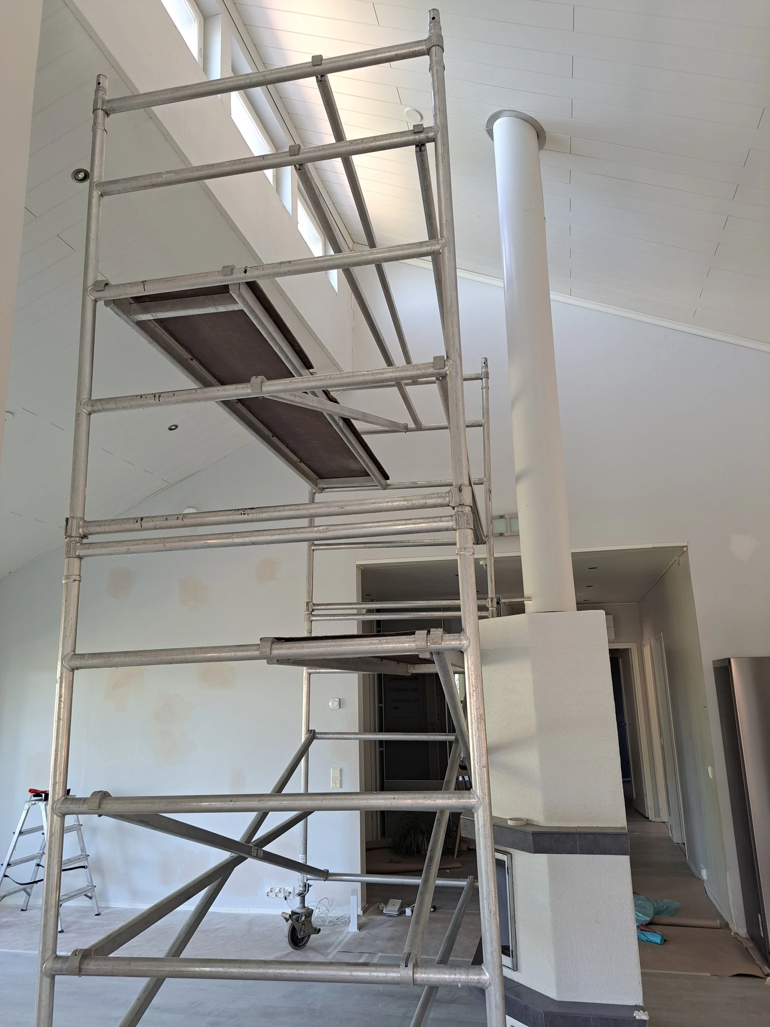 Meiltä onnistuu myös vähän hankalampien maalaustöiden suorittaminen. Tässä kohteessa olohuoneen yli 6m huonekorkeuden seinien maalaus.