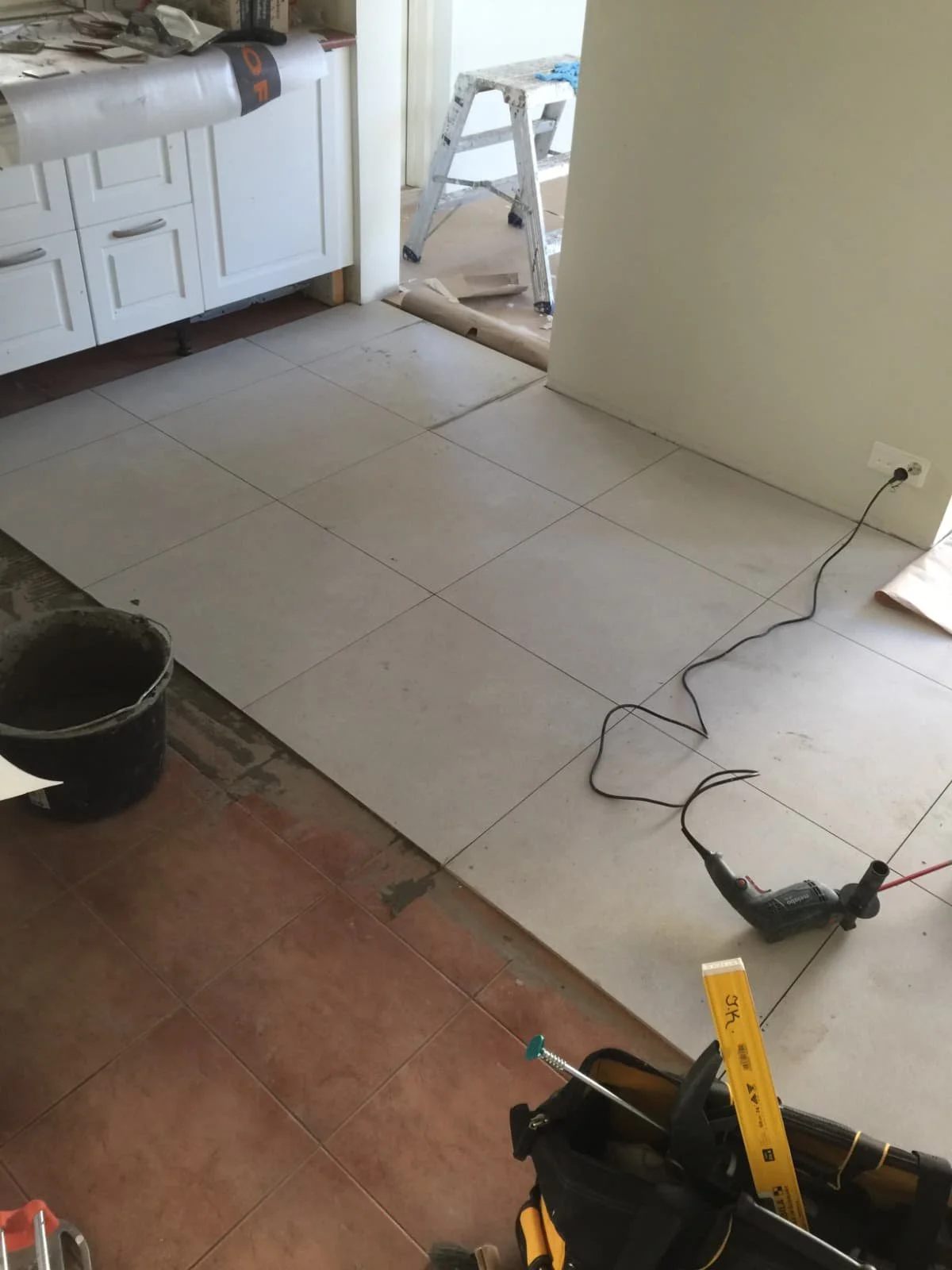 Ison laatan asennusta keittiöön.