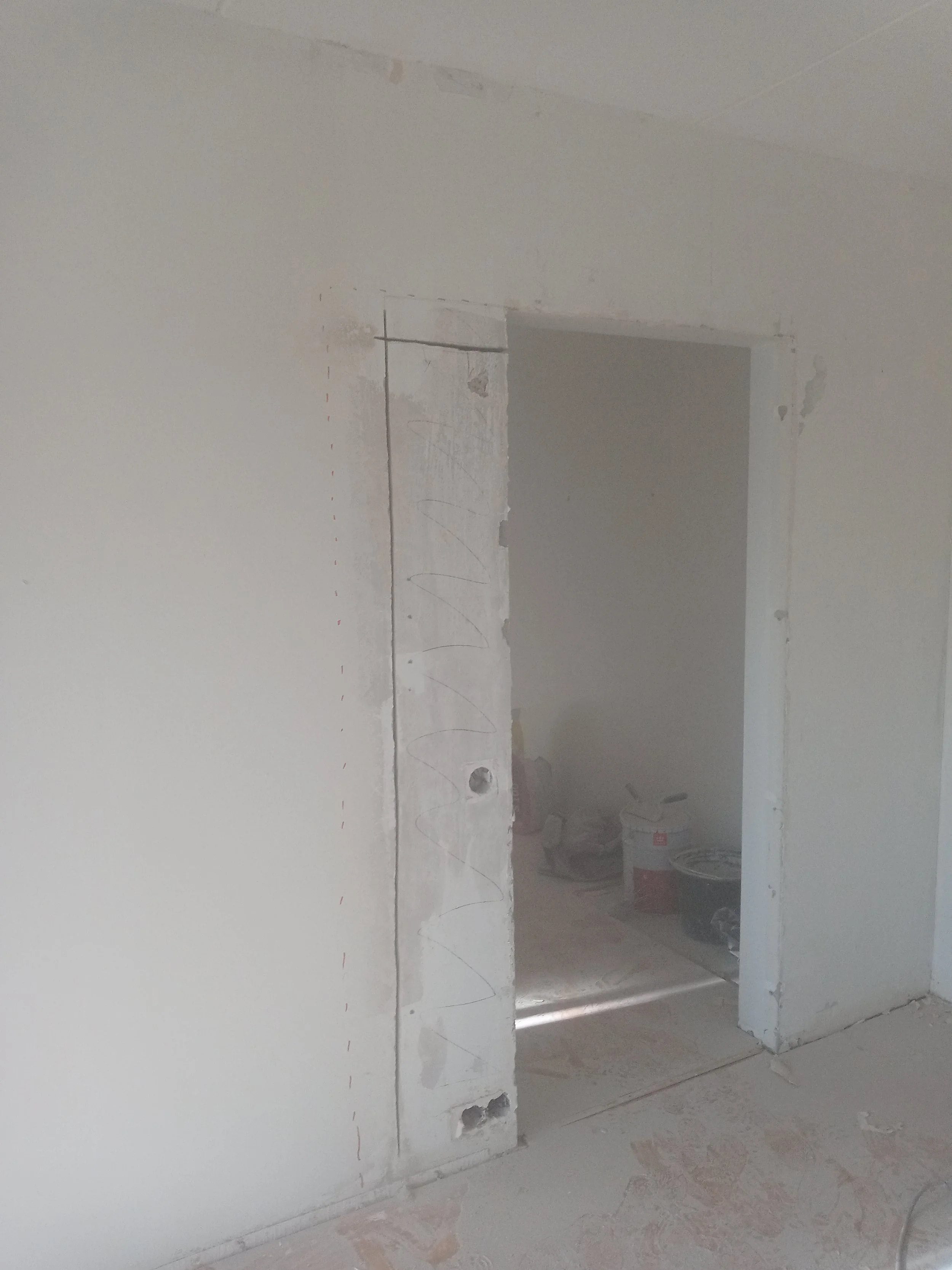 Tässä kohteessa haluttiin myös kierrätysikkunoista liukuovi olohuoneeseen. Aukkoa piti kuitenkin saada suurennettua.