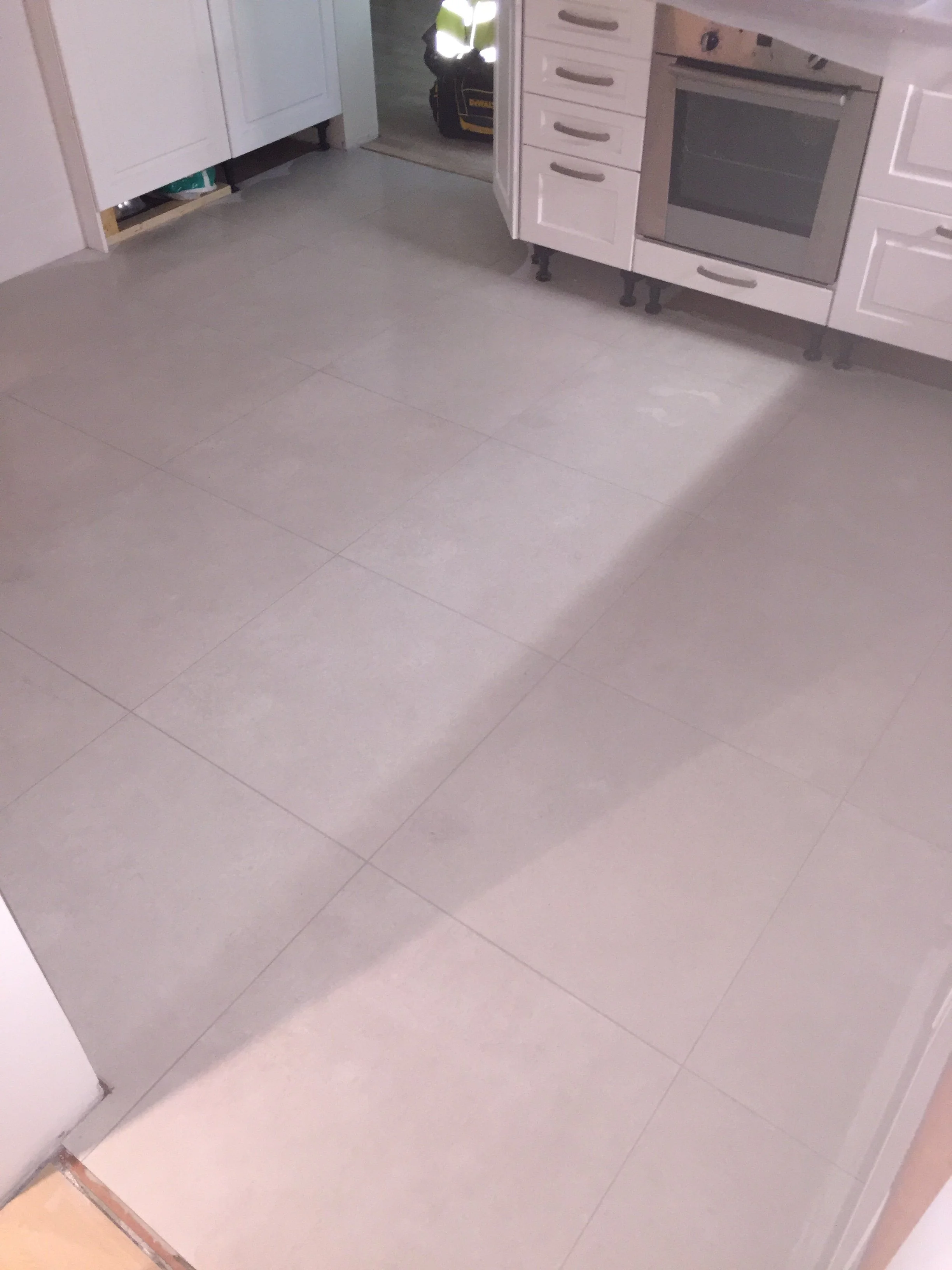 Jos ei ole saumojen ystävä, suurella laatalla saa jätettyä saumat minimiin.