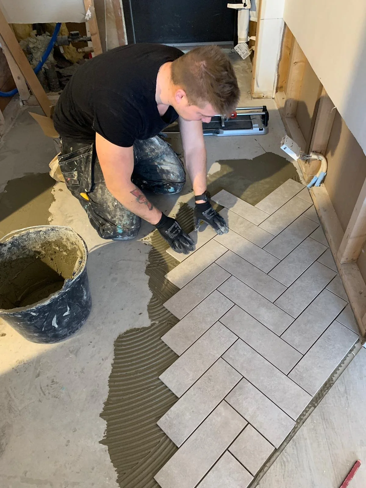 Tänne asennettiin kalanruototyyliin laatta eteiseen.