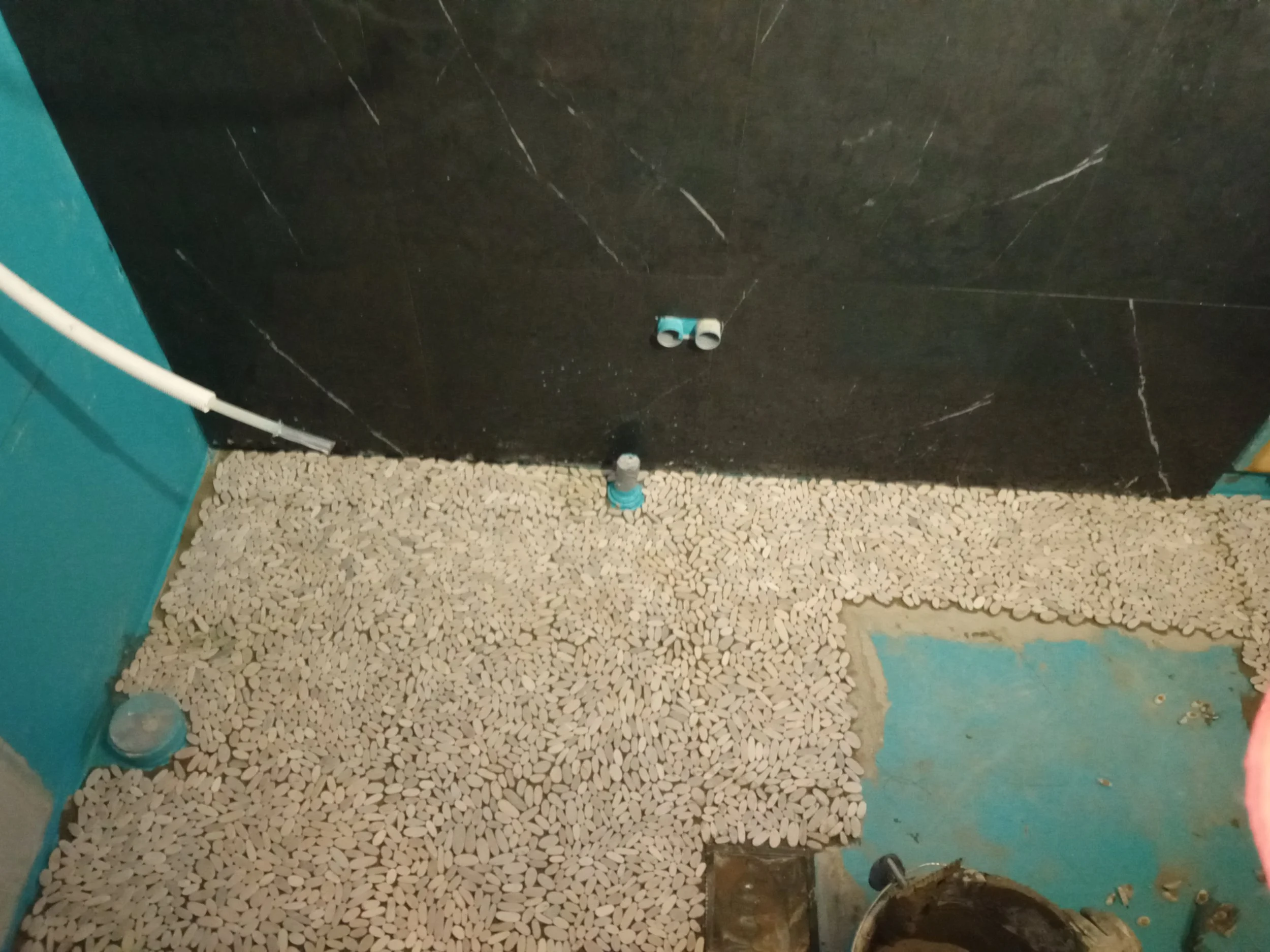 Mukulakivilaatan asennusta. Tässä tapauksessa kaikki reunat jouduttiin käymään yksittäisillä kivillä läpi.