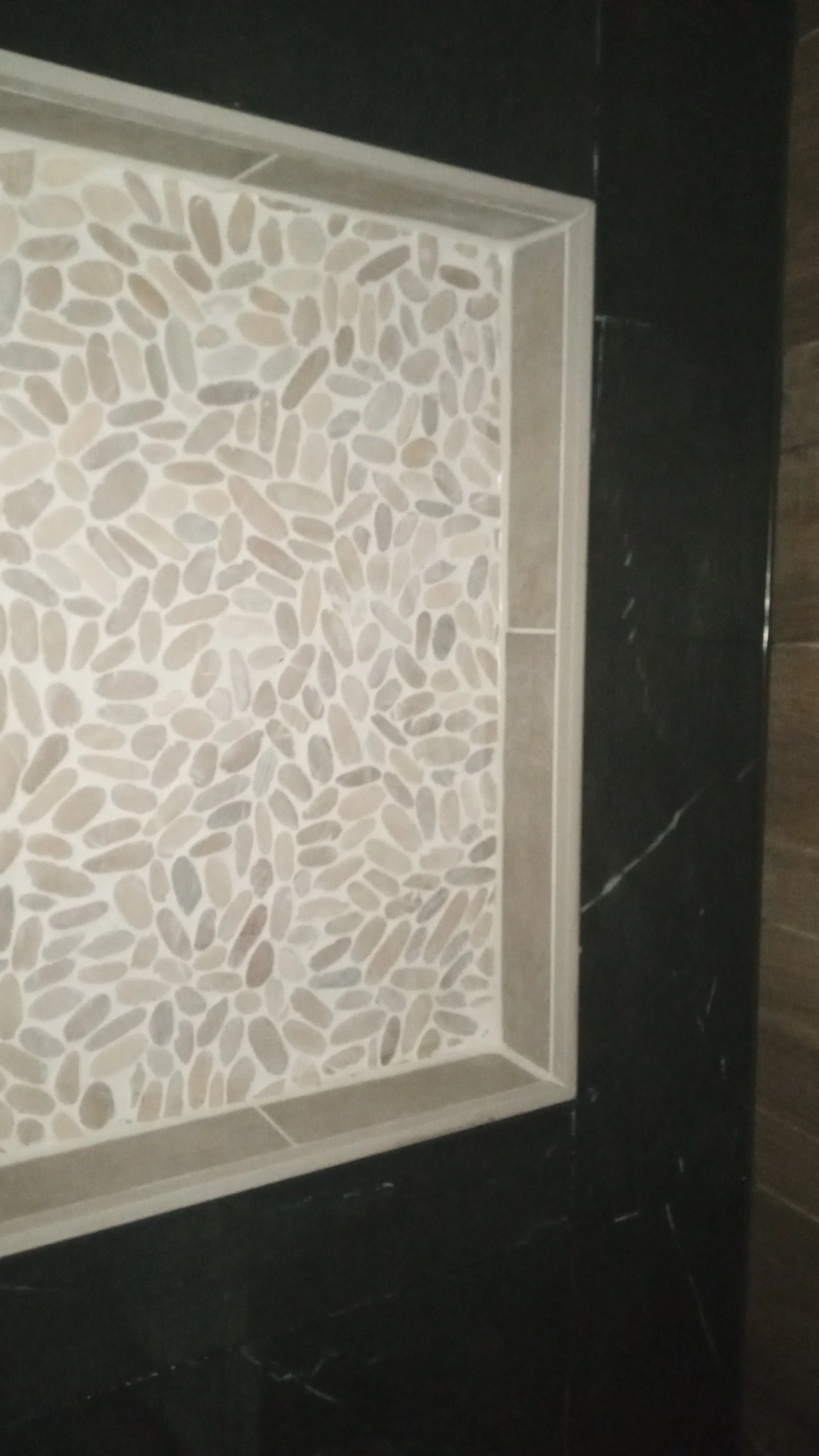 Tämän taustassa käytettiin samaa mukulakivilaattaa kuin lattiassa.