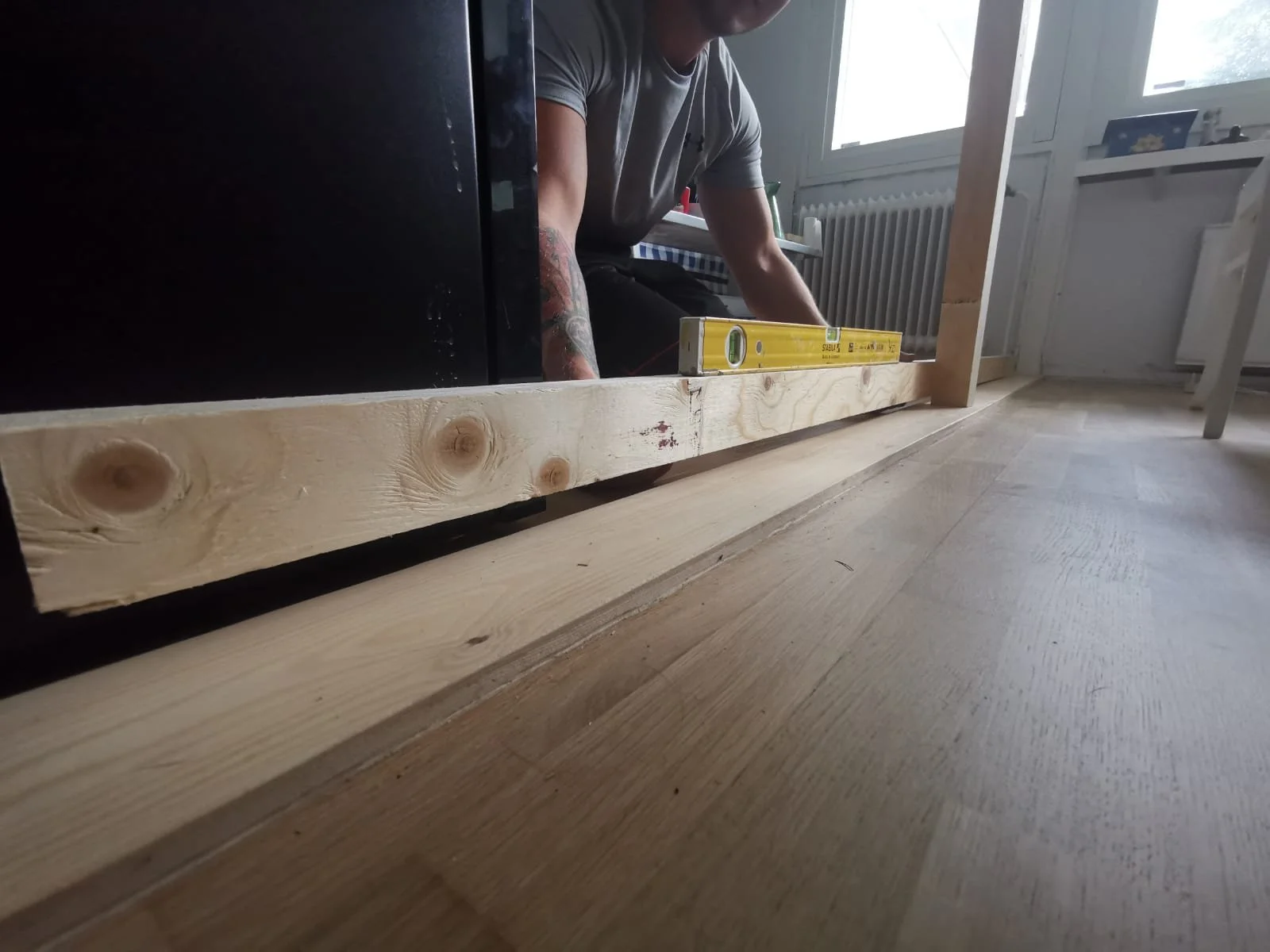 Tässä kohteessa pohjatyöt olivat poikkeuksellisen haastavat. Lattia jolle liukuovi tuli asentaa, oli yli 3cm vinossa. Liukuovien toimivuuden kannalta on tärkeää, että tämä korjataan.