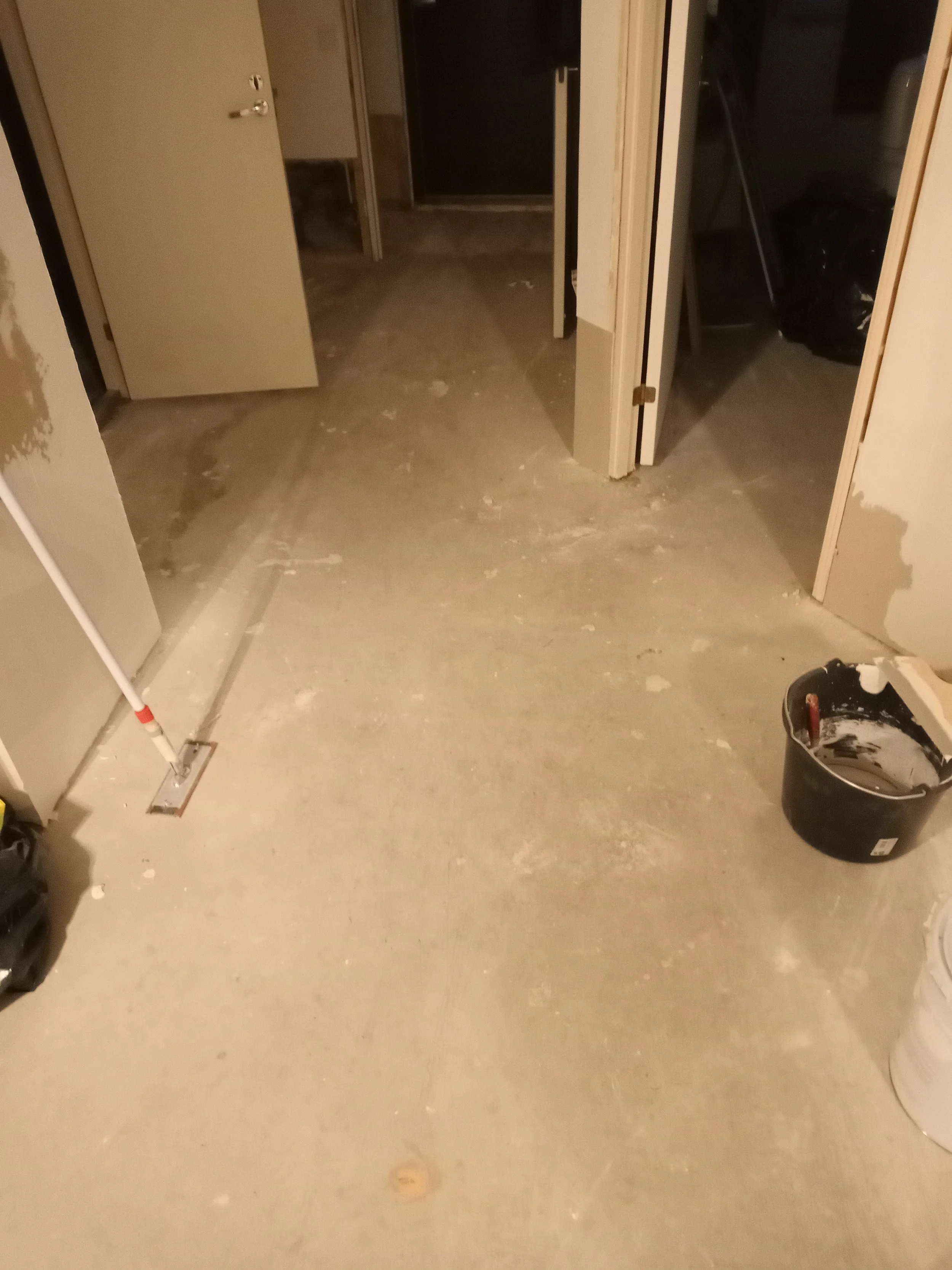 Koko asunnon lattiat kauttaaltaan purettu.