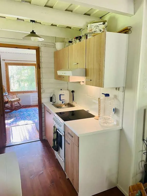 Mökin keittiö jälkeen. Pienellä maalaamisella ja kaappien vaihdolla saatiin valoisa ja raikas päivitys.