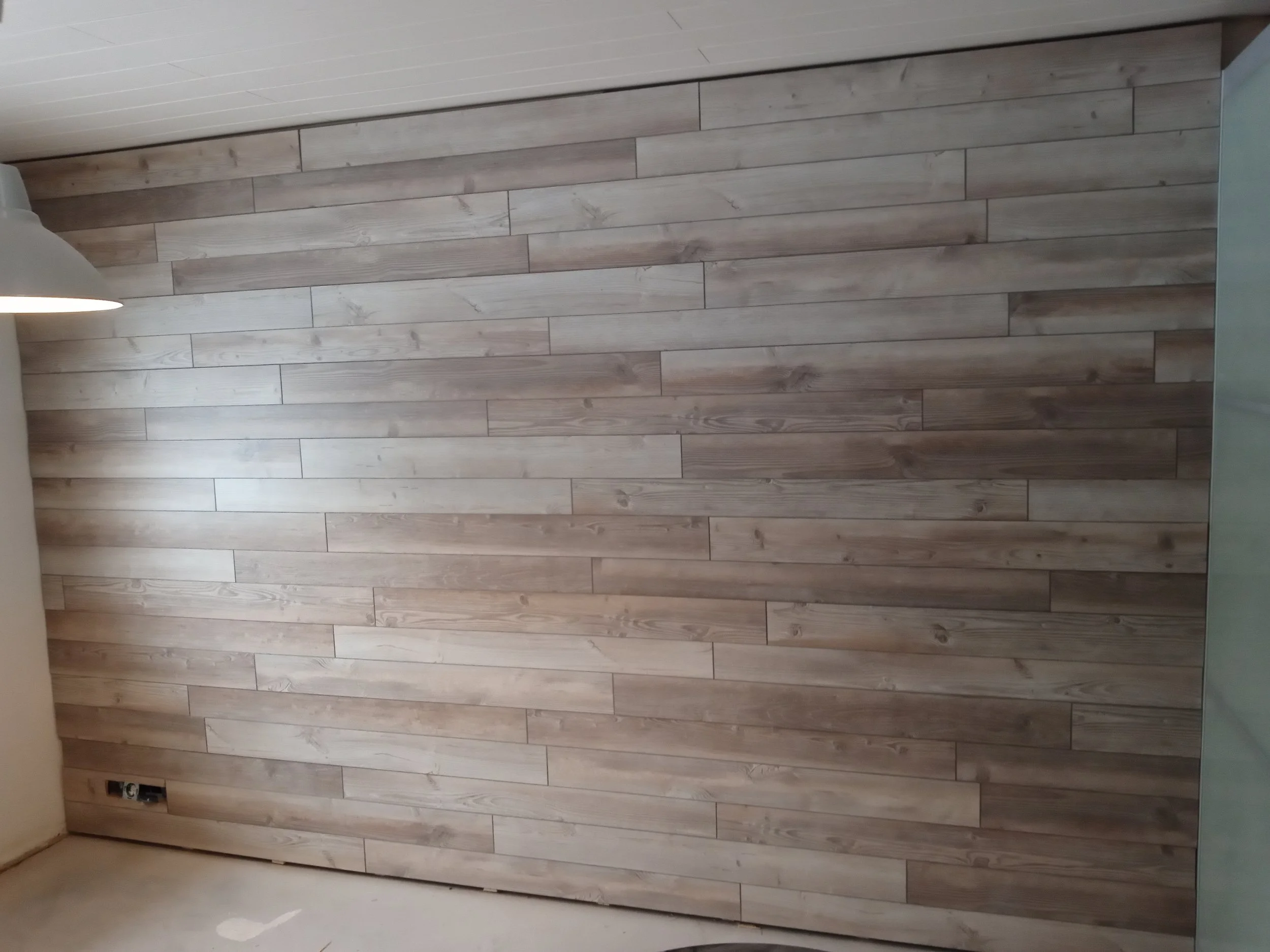 Verhoilupaneelilla saa todella siistin ilmeen aikaiseksi. Varsinkin tällä kyseisellä 3D verhoilupaneelilla.