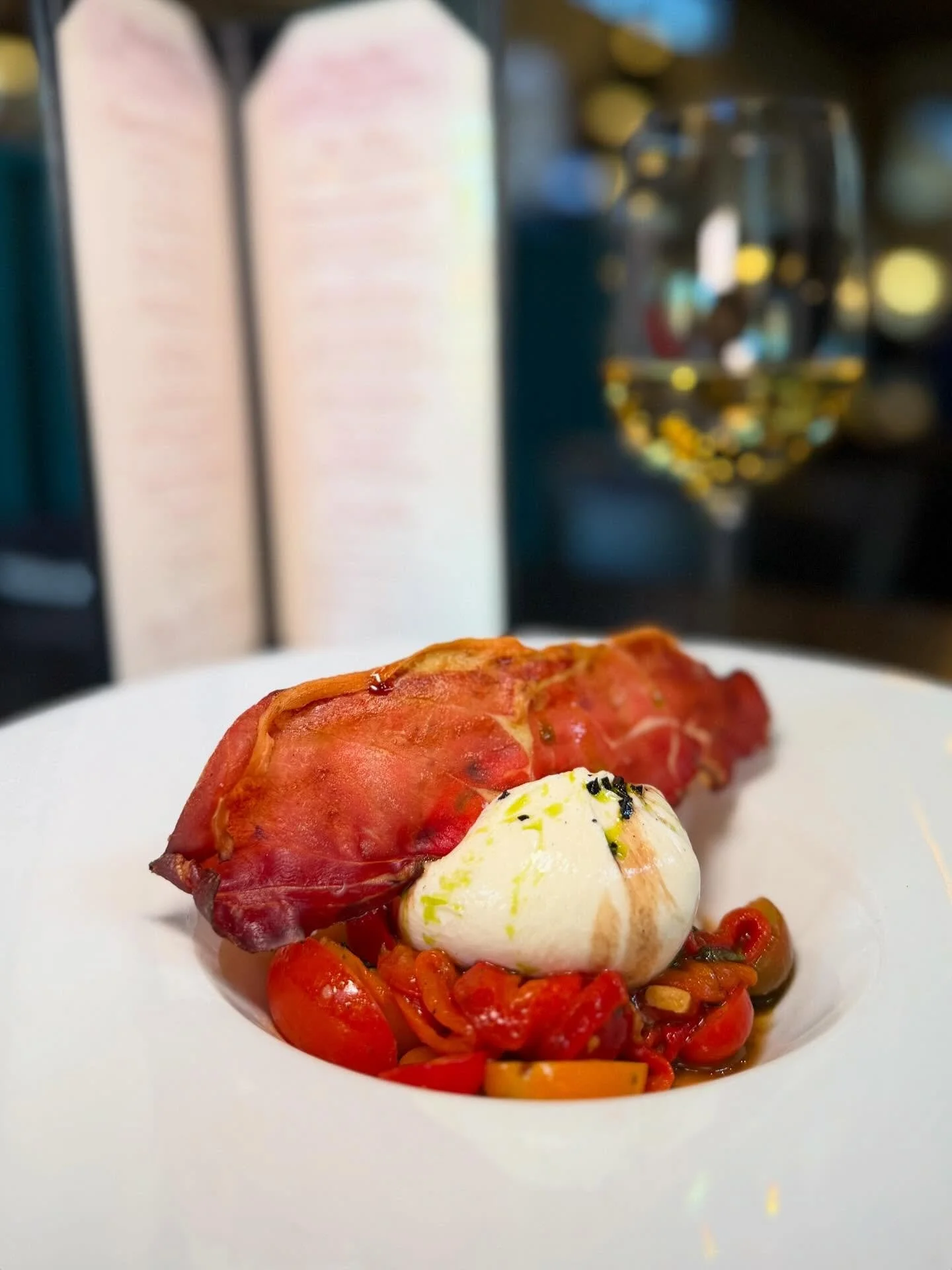 Spring calls for creamy burrata with heirloom tomatoes, roasted peppers, saba vinaigrette &amp; crispy prosciutto!🧀