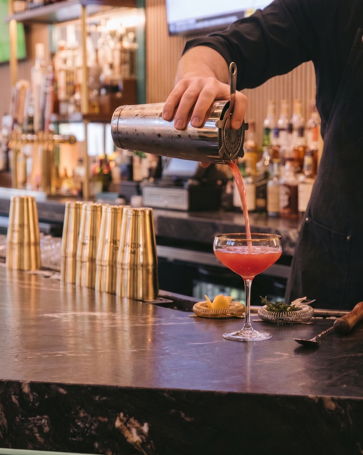 Pouring a cocktail at Il Villaggio